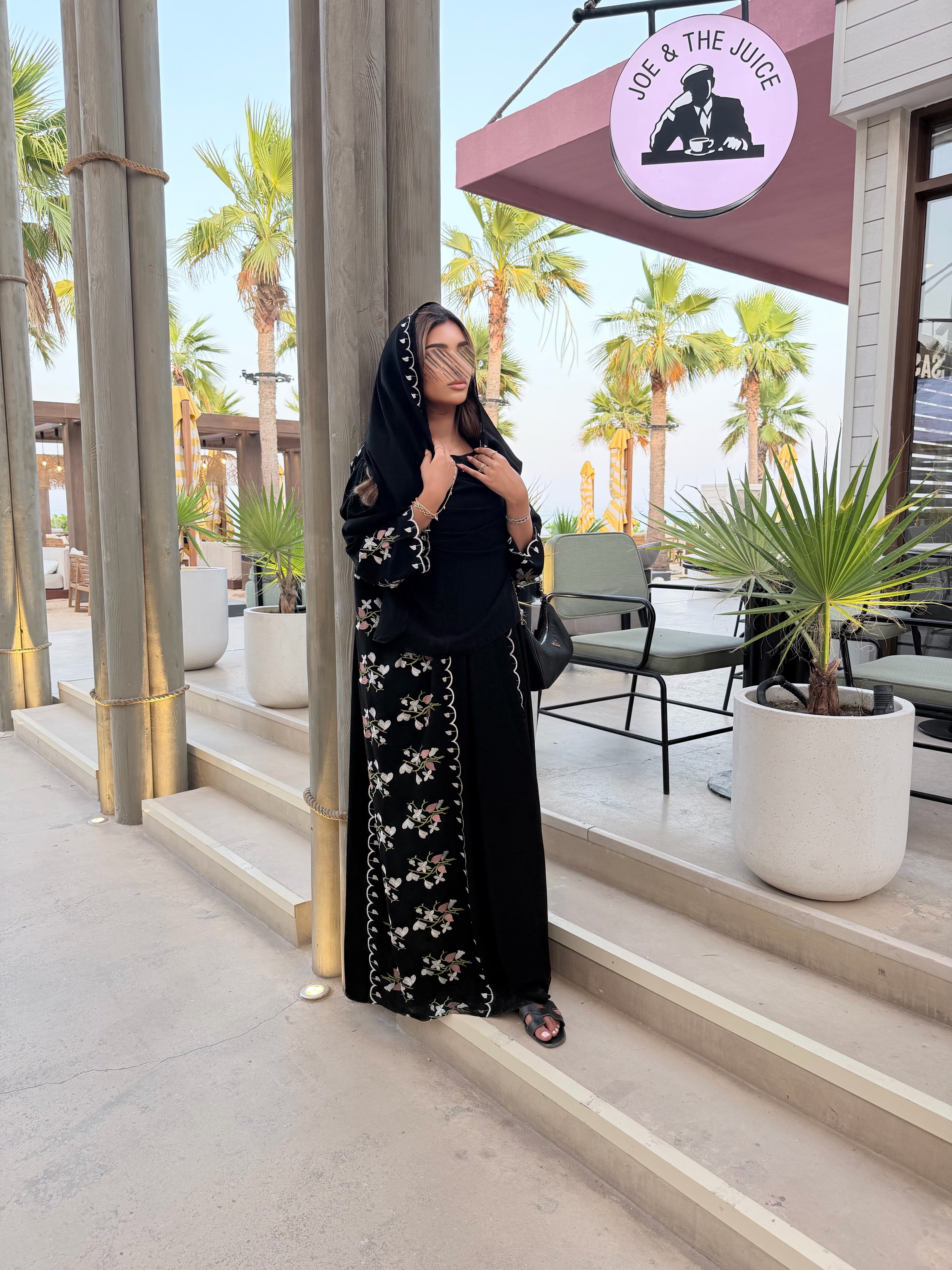 MW1604 -  عباية سوداء بتطريز ورود على الجوانب | Black Abaya with Floral Side Embroidery - Aya