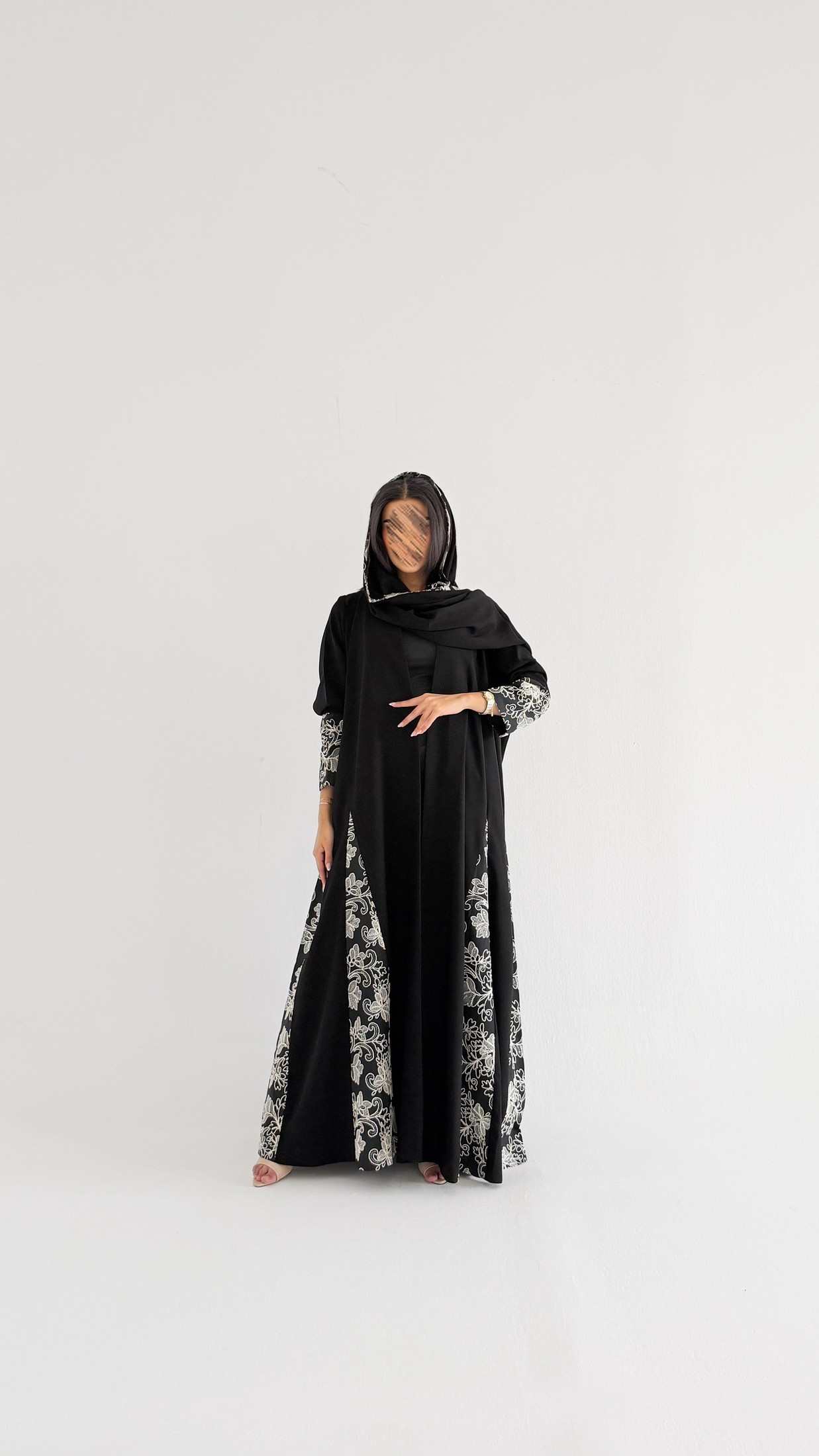 MWT1149 - عباية اسود بتدخيله تطريز وردات - Aya