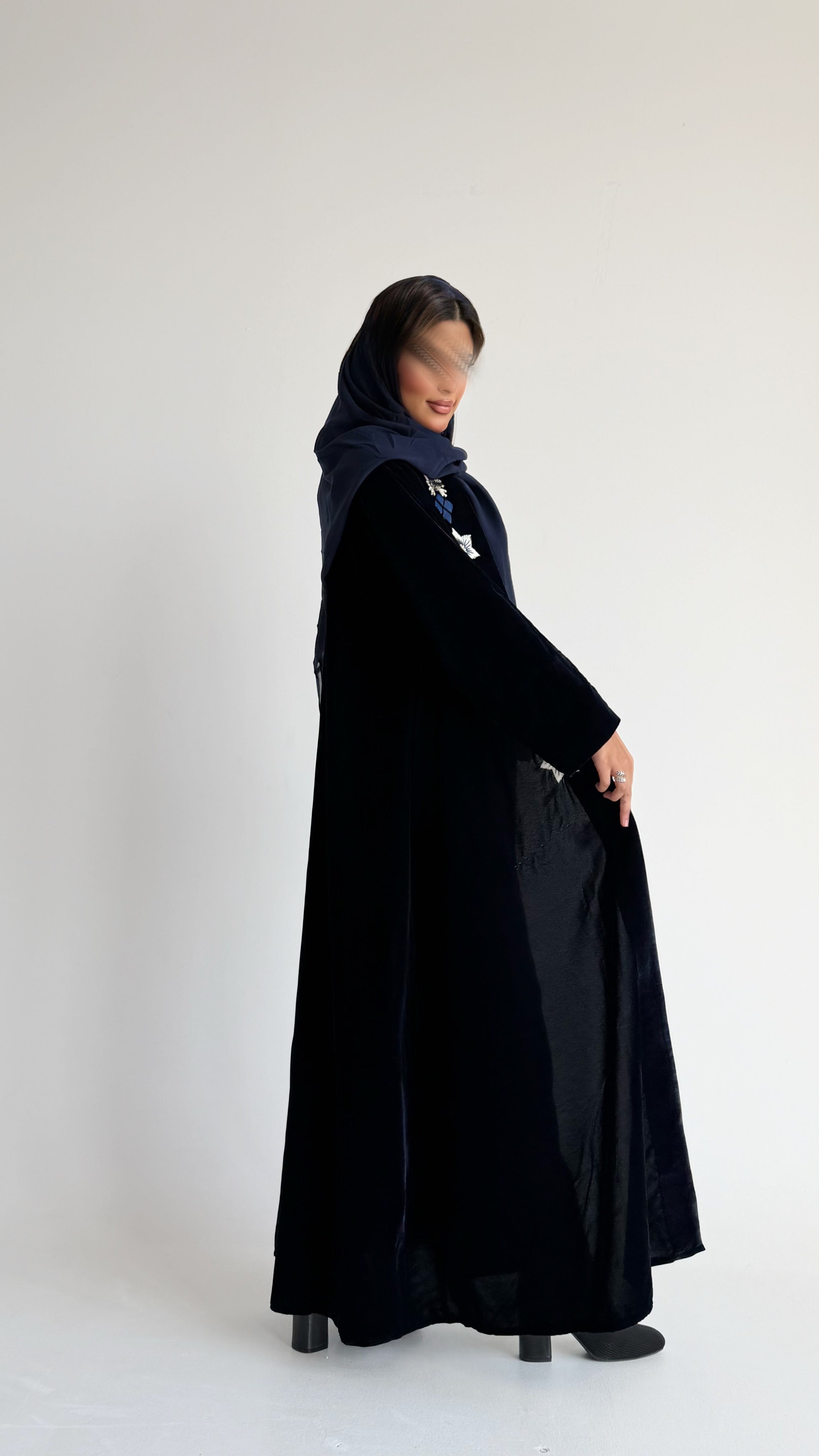 MWT360 - عباية مخمل كحلي تطريز شك - Aya