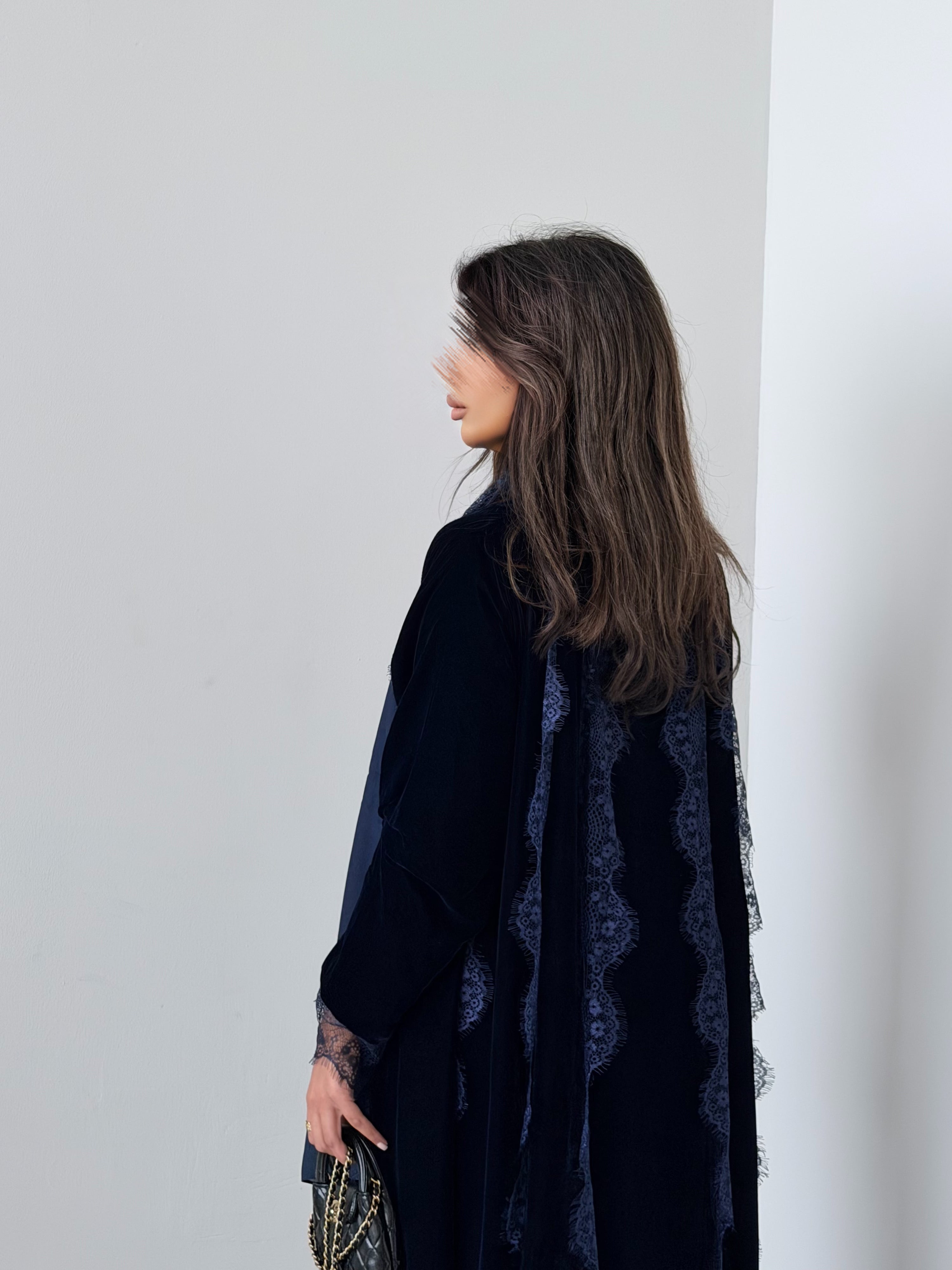 MWT983 - عباية مخمل مع دخيلة دانتيل من الخلف والاكمام