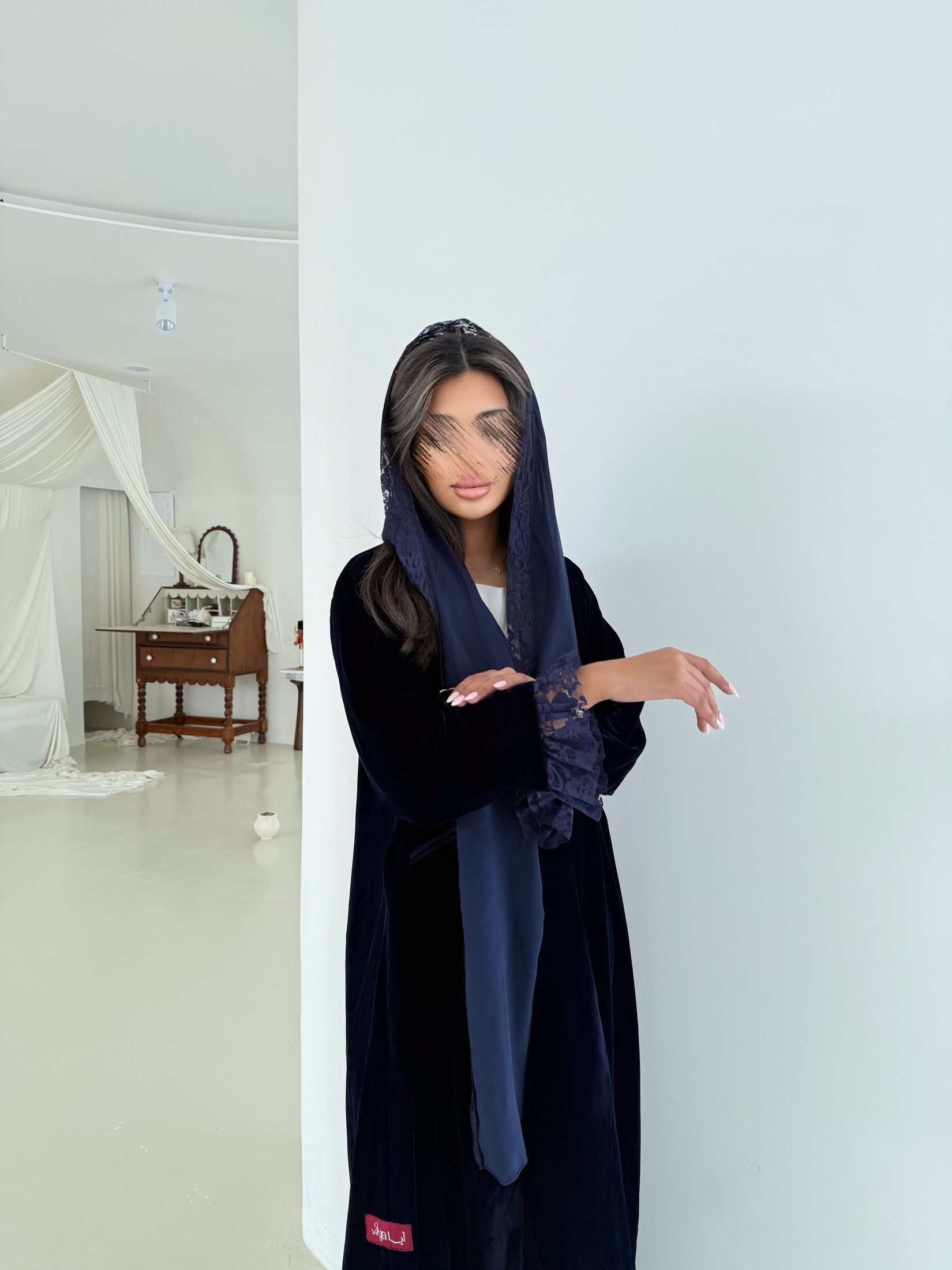MWT975 - عباية مخمل مع تدخيله دانتيل بالاكمام - Aya