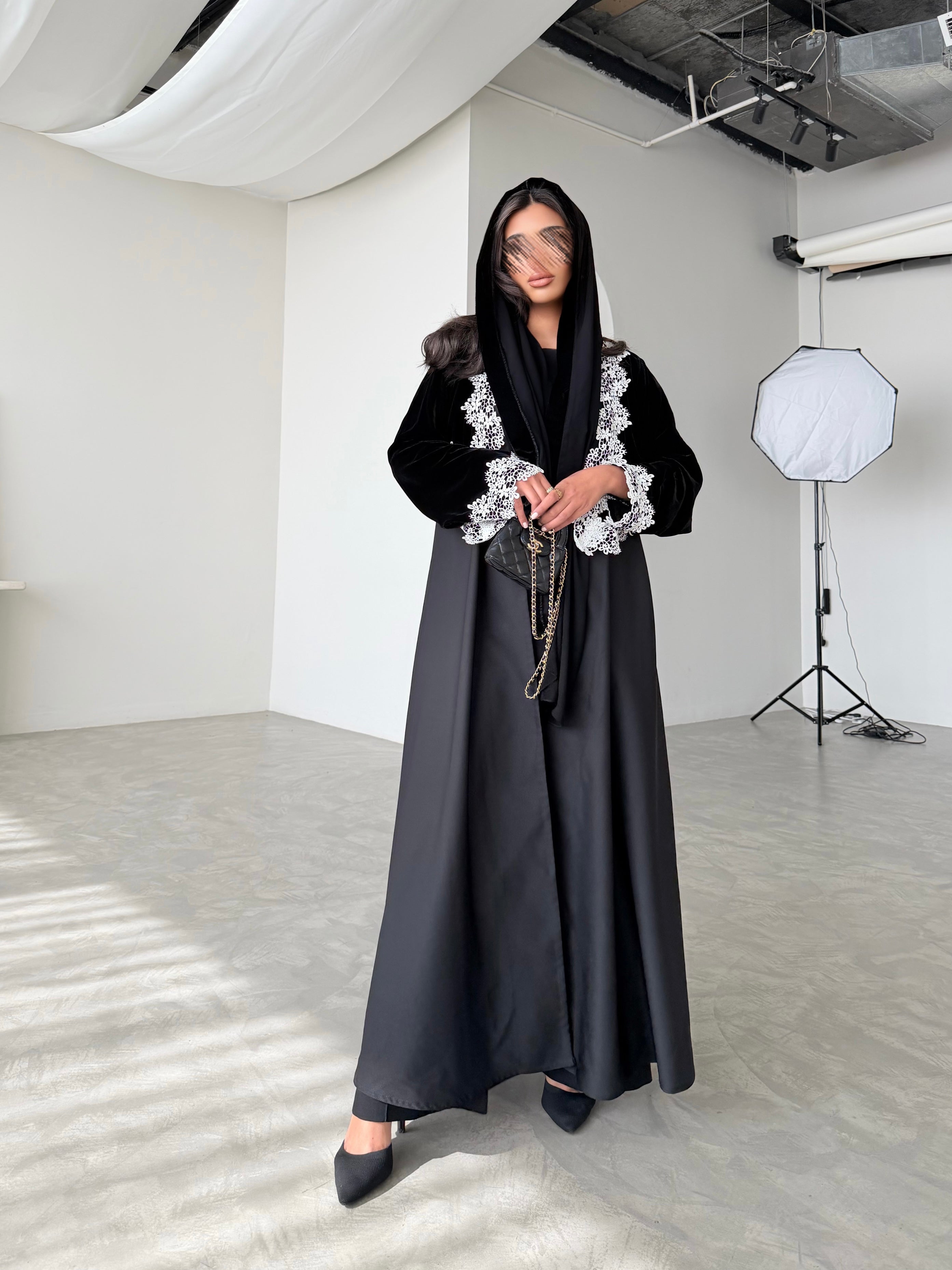 MWT982 - عباية مخمل مع تدخيلات ورد ابيض