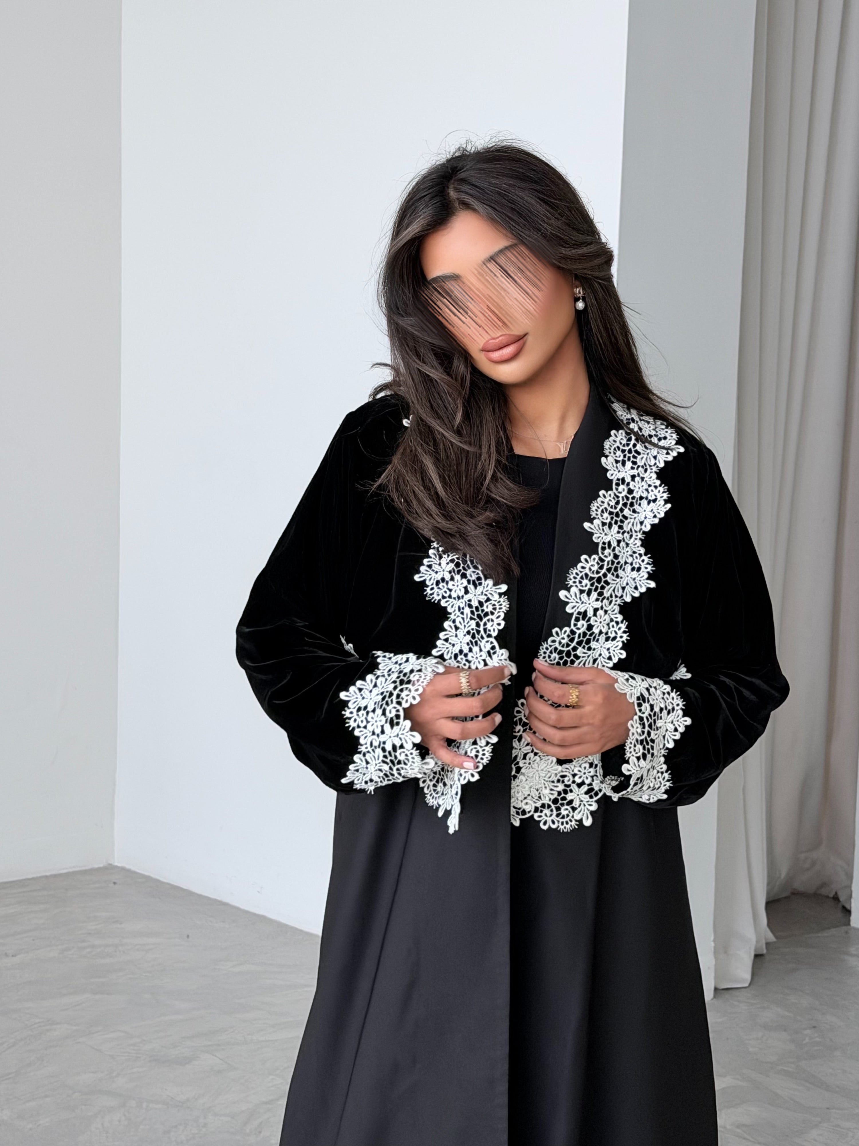 MWT982 - عباية مخمل مع تدخيلات ورد ابيض