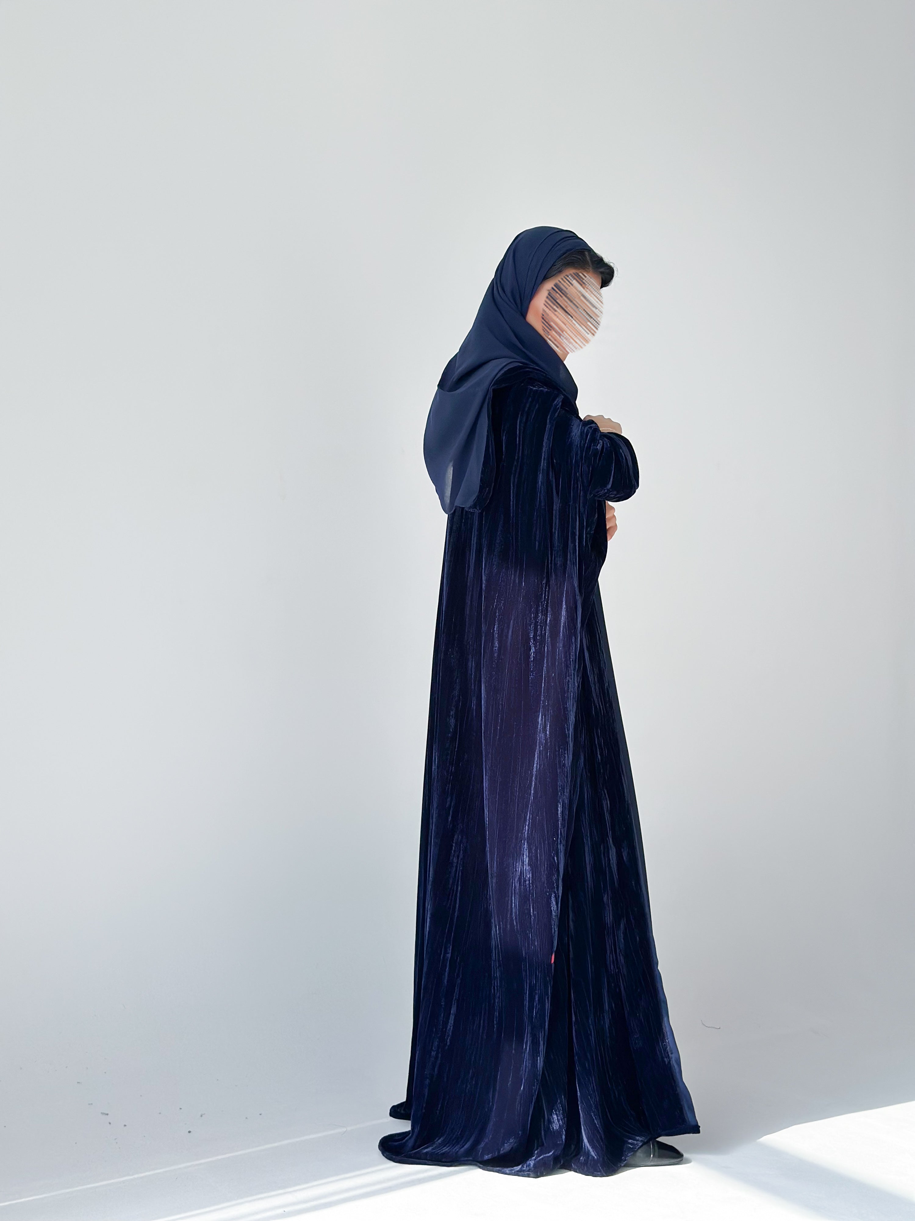 MW1887 - عباية مخمل مع فستان كريب