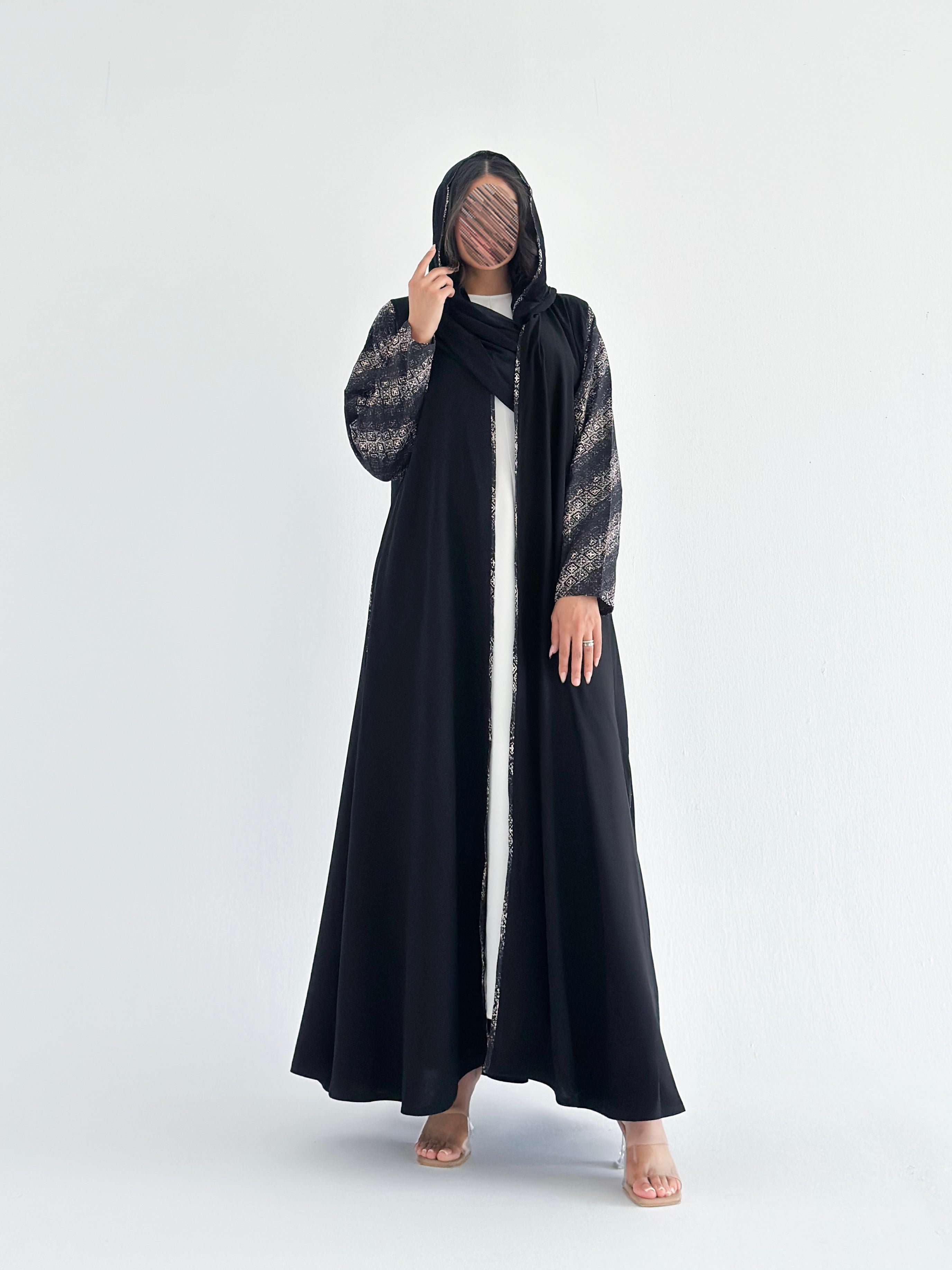 MWT1269 - عباية اسود مع تدخيلة ركامه بالاكمام