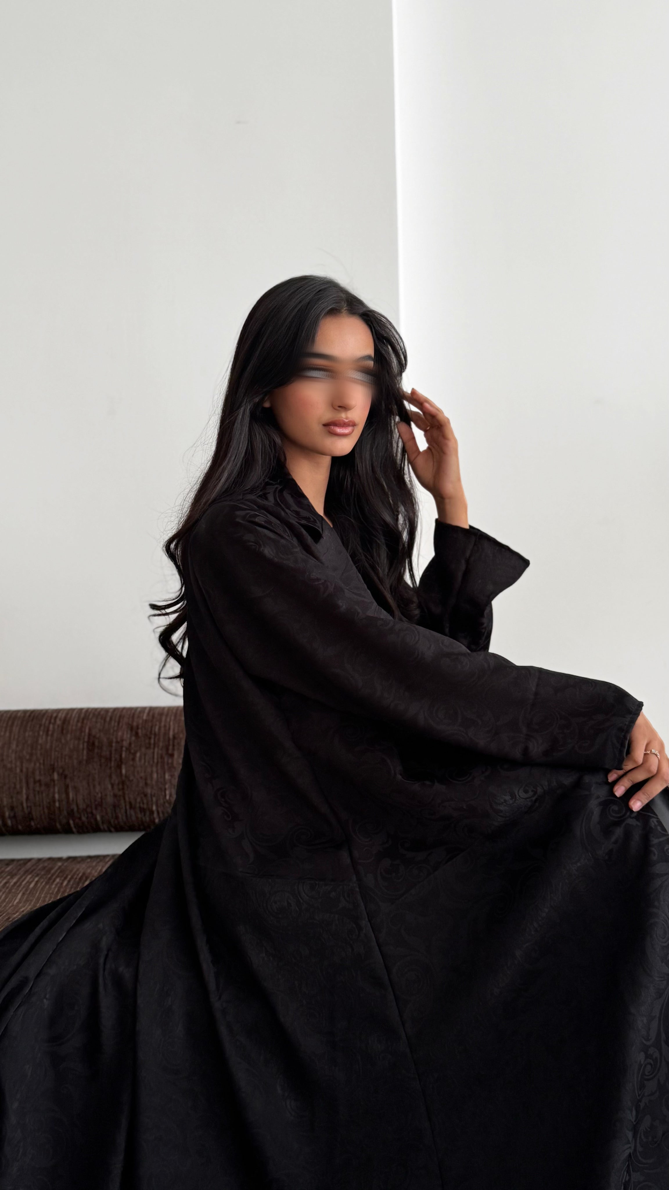 MW1839 - عباية جاكار فاخرة بتصميم ياقة بليزر ناعم مع ربطة أمامية تمنحك إطلالة راقية وعصرية. - Aya