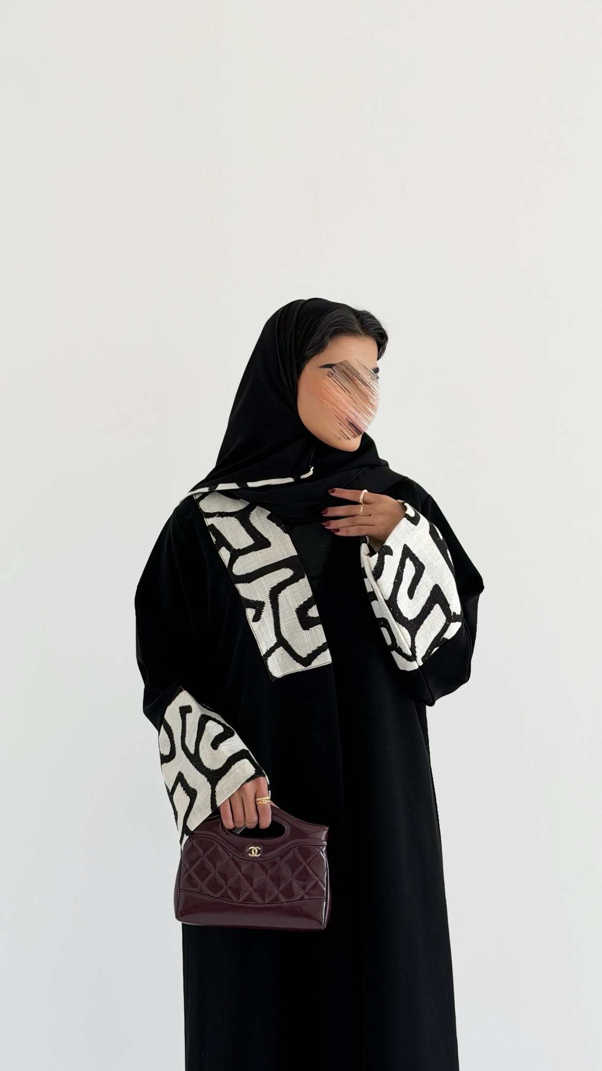 MWT1009 - عباية سوداء مع تدخيلة ابيض - Aya