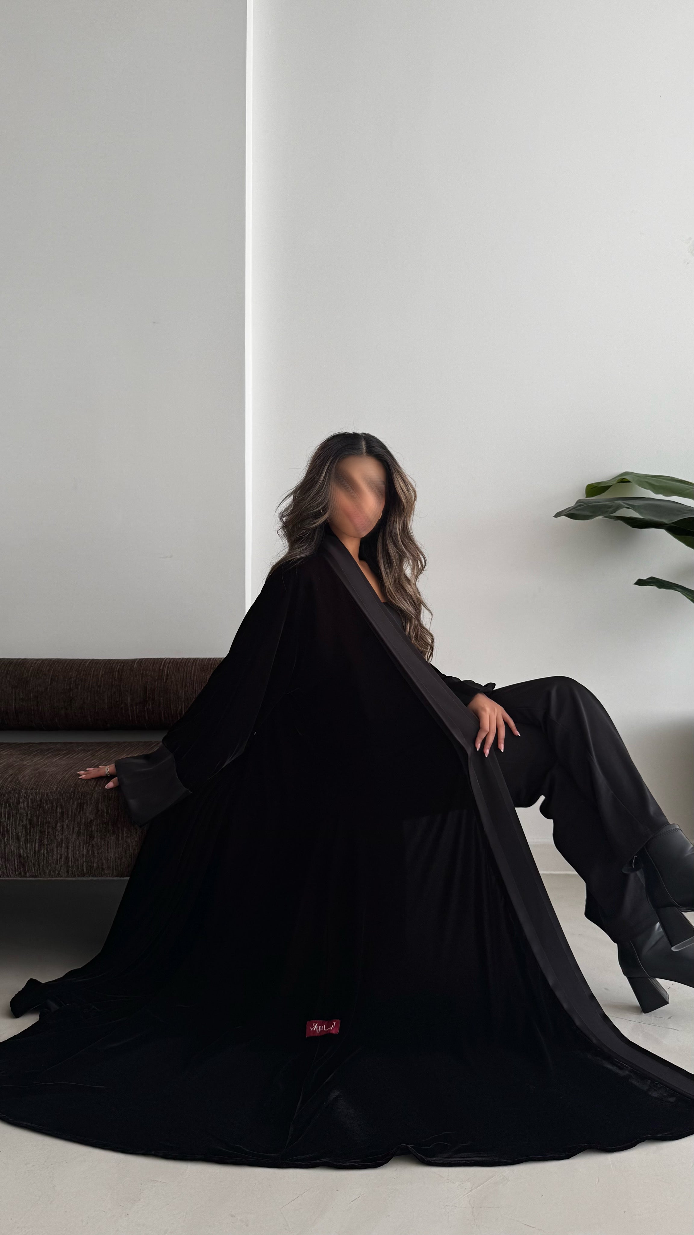 MWT688 - عباية مخمل مع تدخيلة ساتان