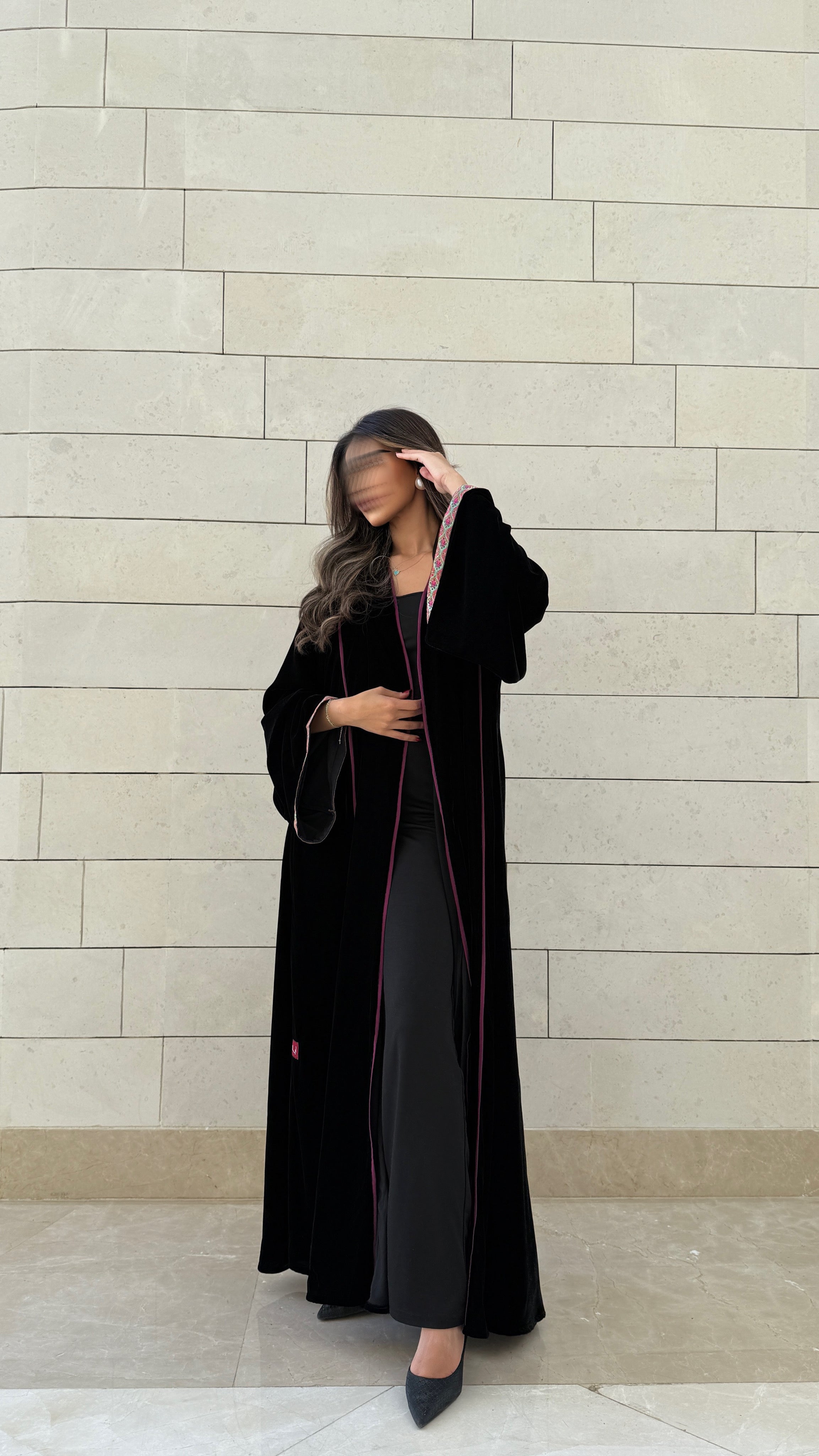 MWT565 - عباية مخمل أسود بخطوط بنفسجية مع تطريز بنفسجي - Aya