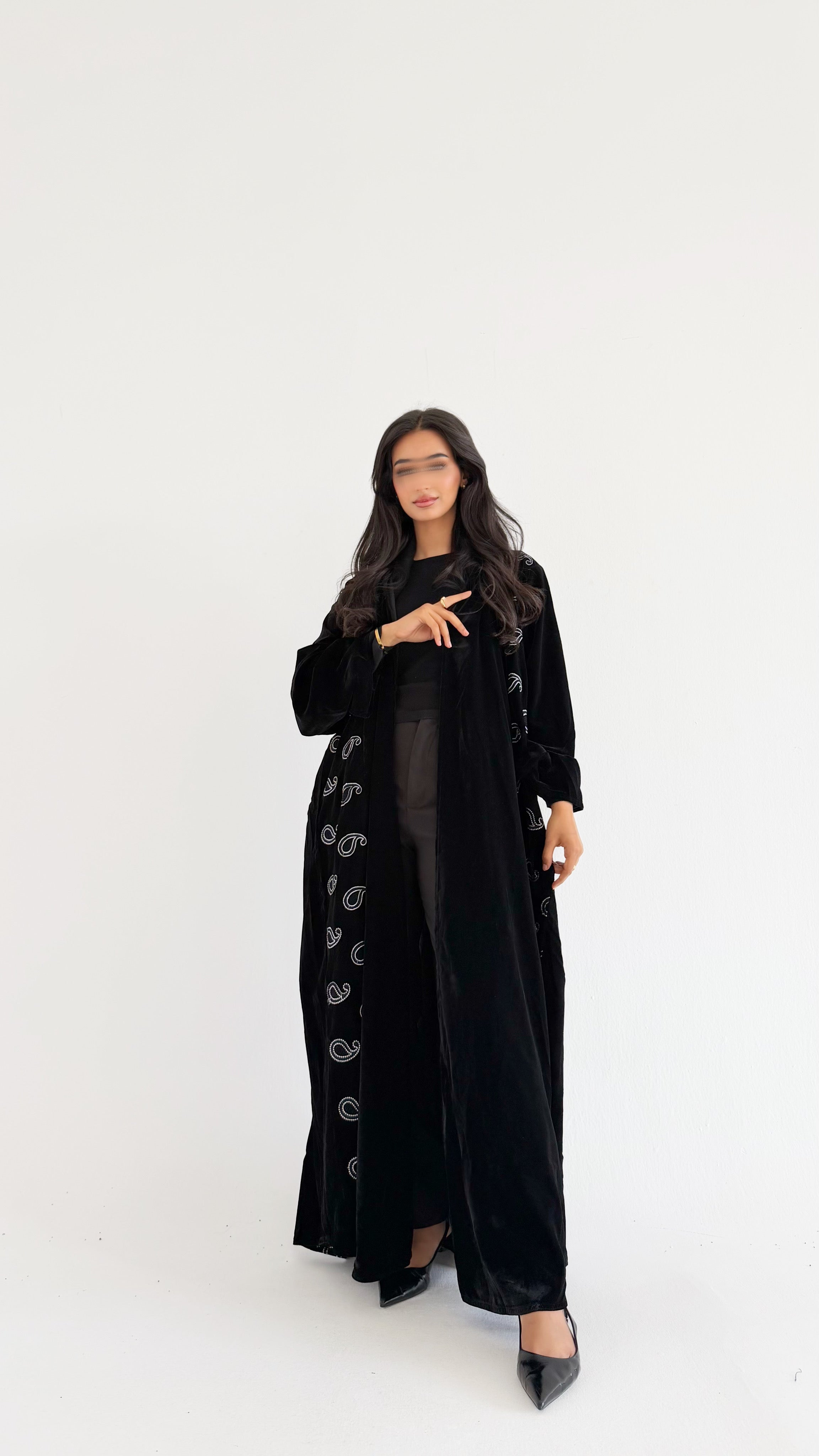 MW1801 - عباية مخمل مع اضافة تطريز كمبويتر على الجوانب