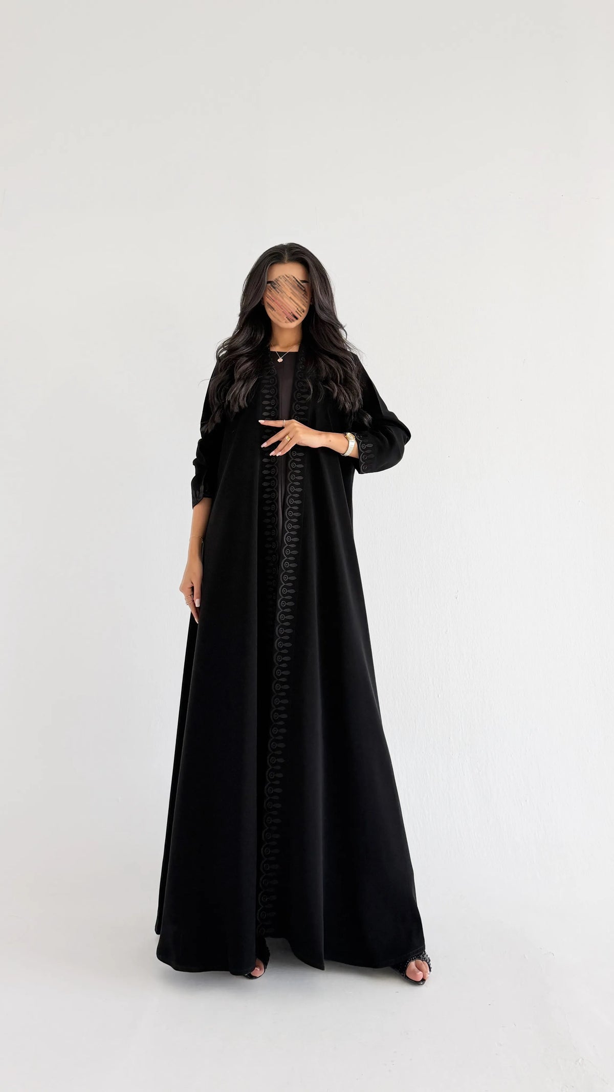MW427 - عباية سوداء مطرزة