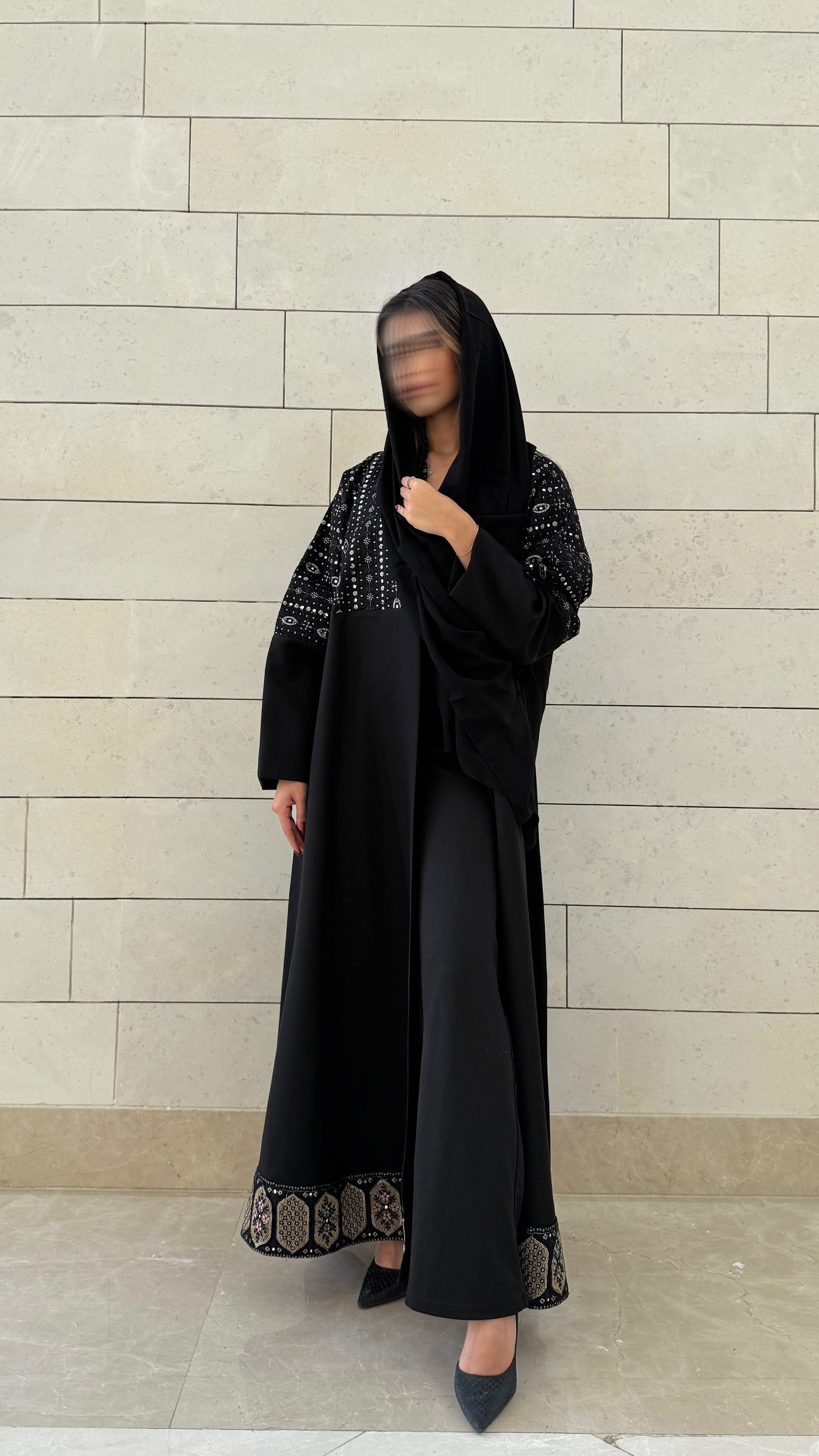 MWT585 - عباية سوداء بتطريز من الأسفل والصدر - Aya