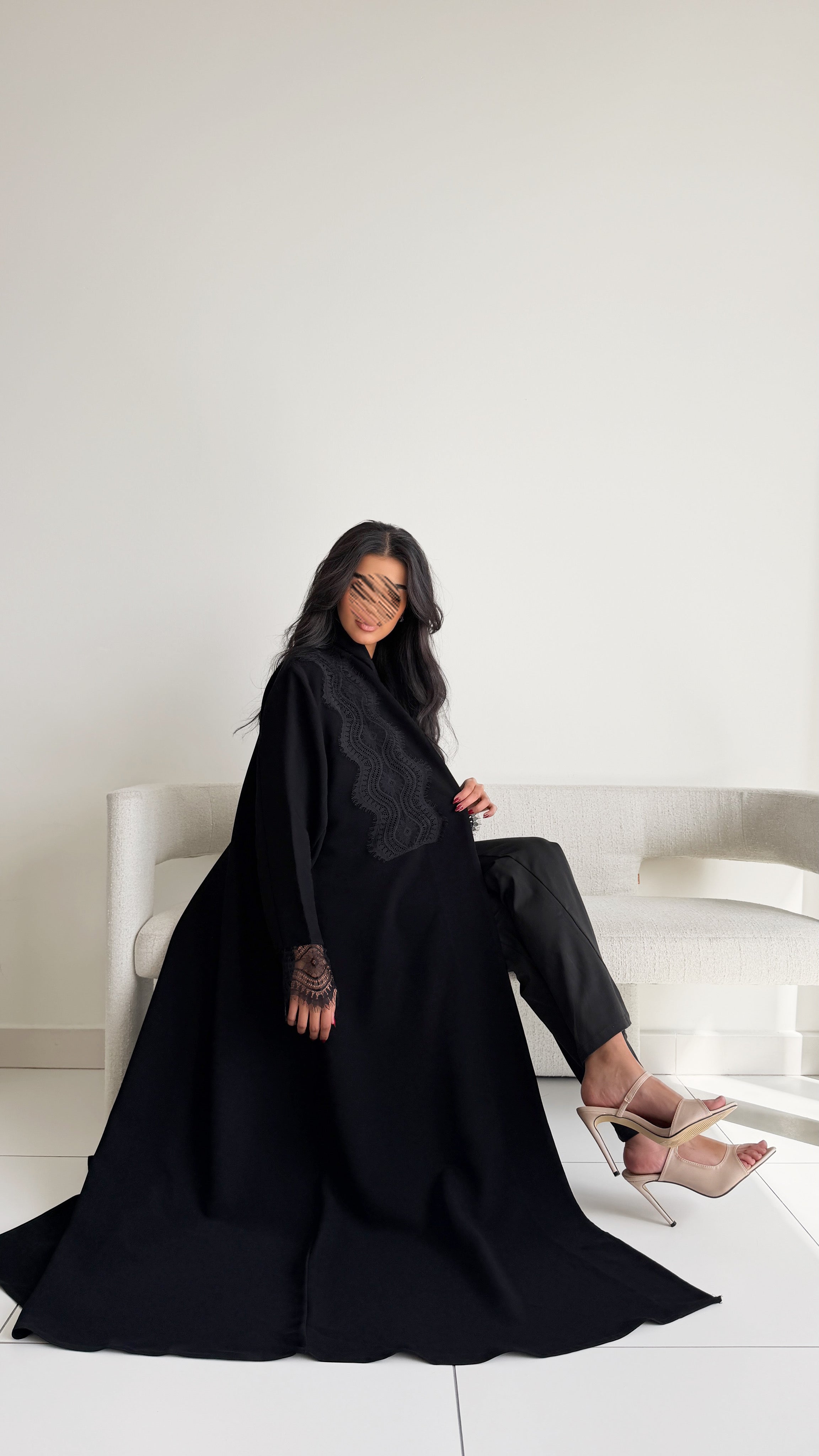 MWT1010 - عباية مع تدخيلة دانتيل بشكل راقي - Aya