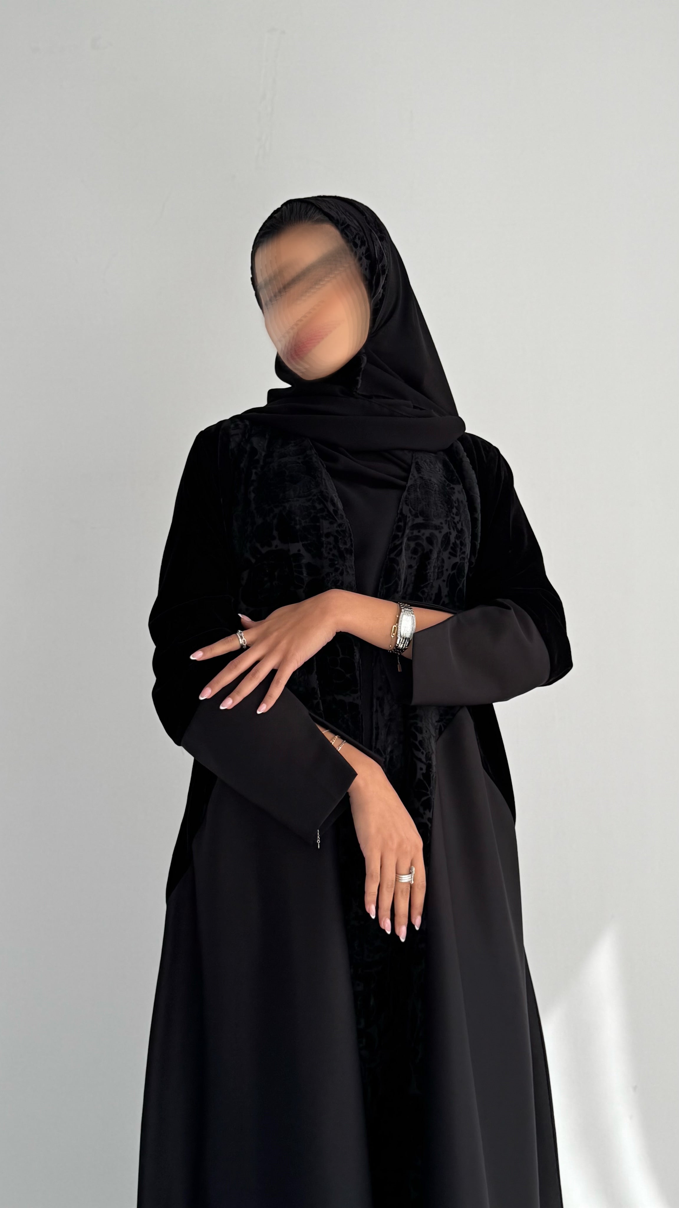 MWT694 - عباية اسود مخمل وردات - Aya