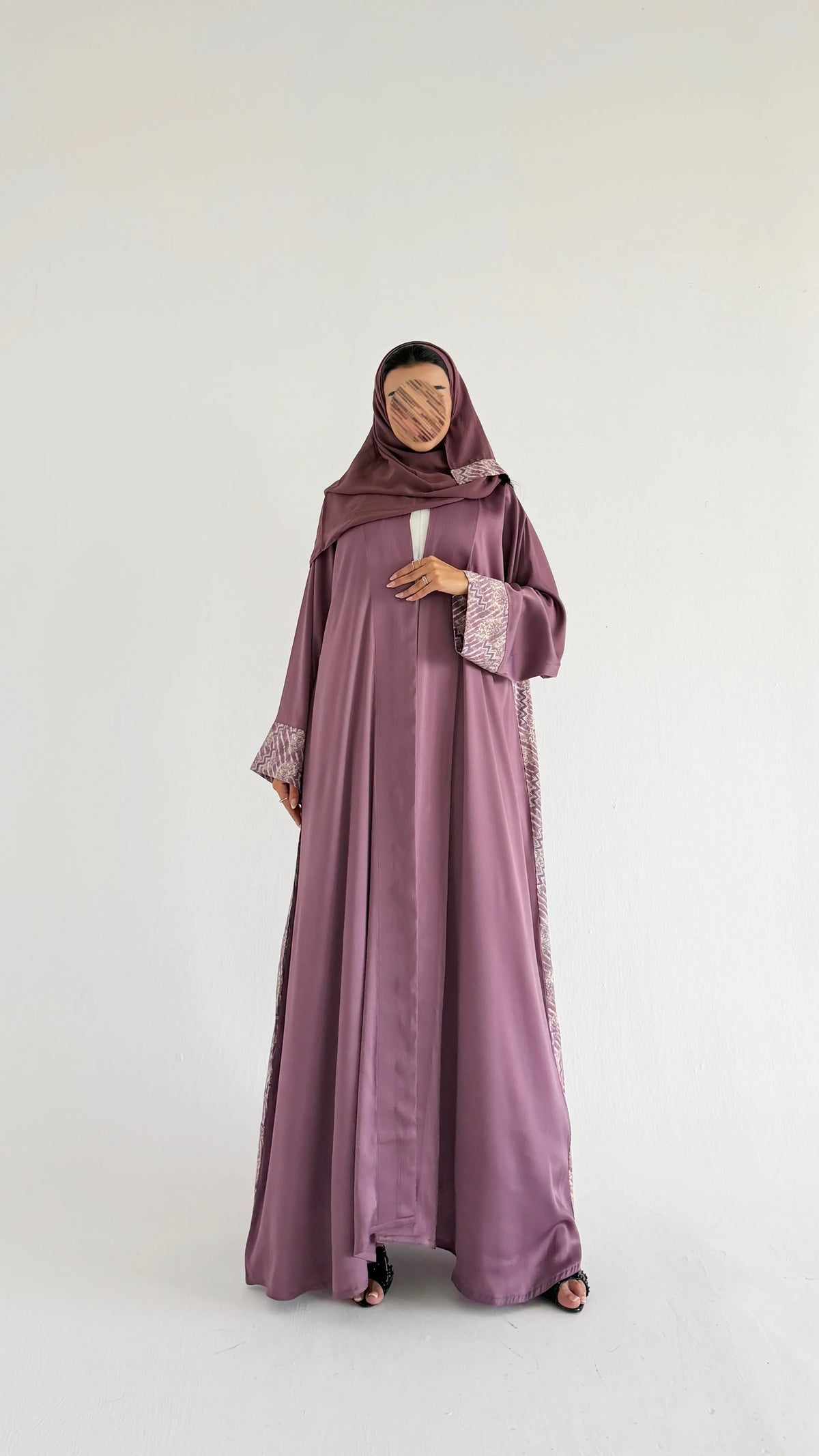 MWT1283 - عباية بتدخيلة مطبوعة بالأكمام والخلف | Printed Insert Abaya - Aya