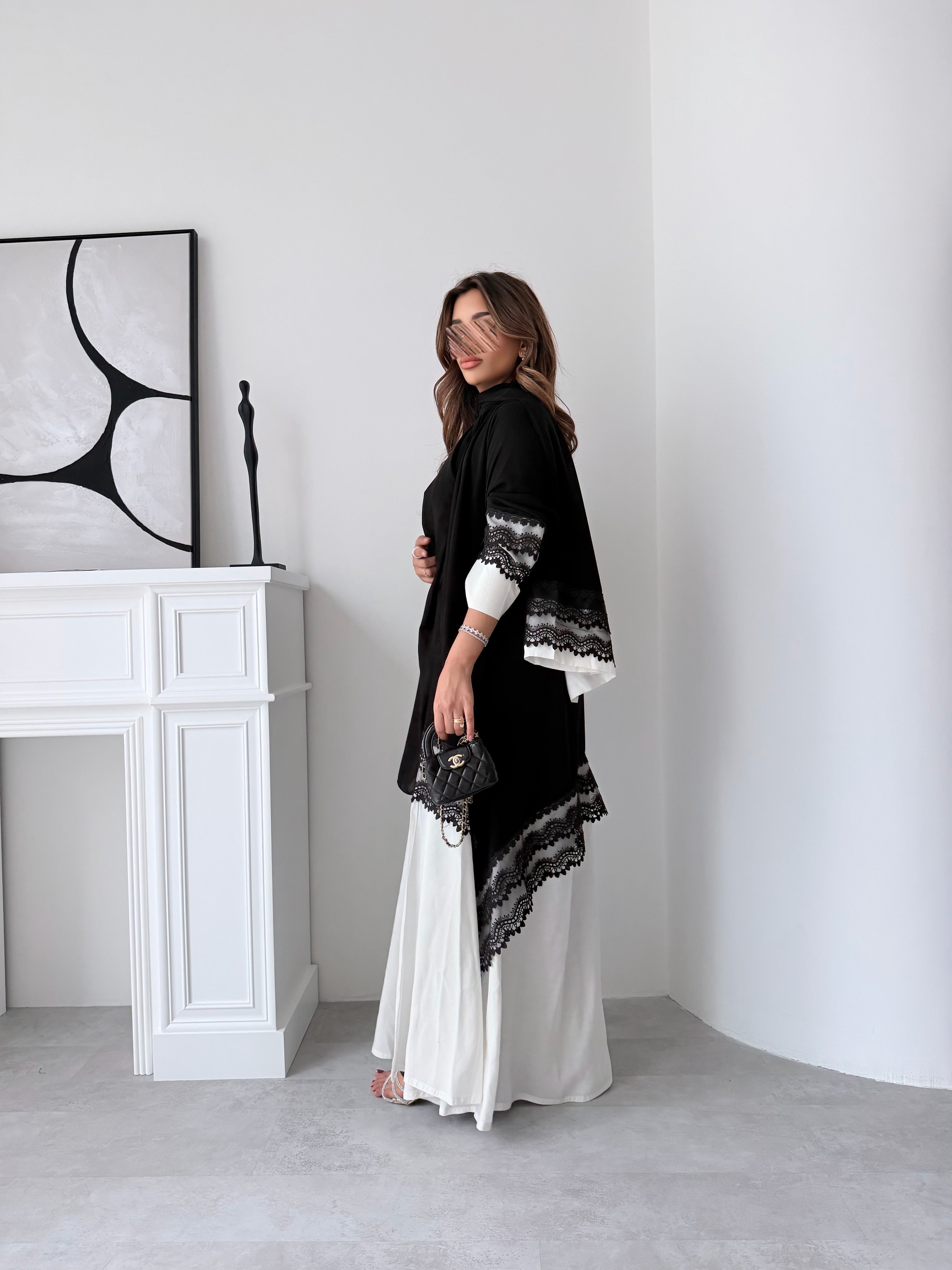 MW2134 - عبايه كريب ملكي مع اضافة قماش حرير بطريقة انيقة - Aya