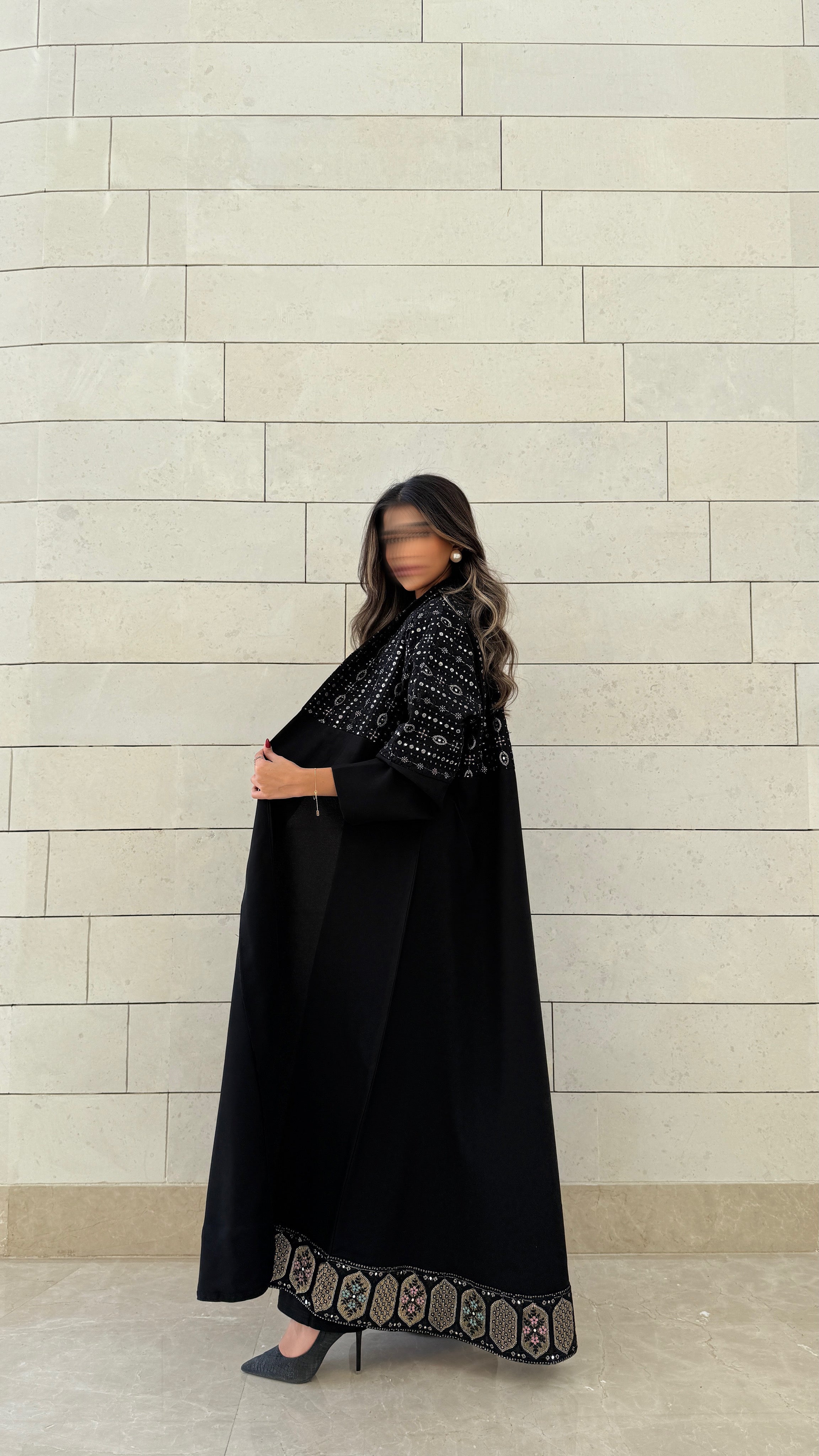 MWT585 - عباية سوداء بتطريز من الأسفل والصدر - Aya