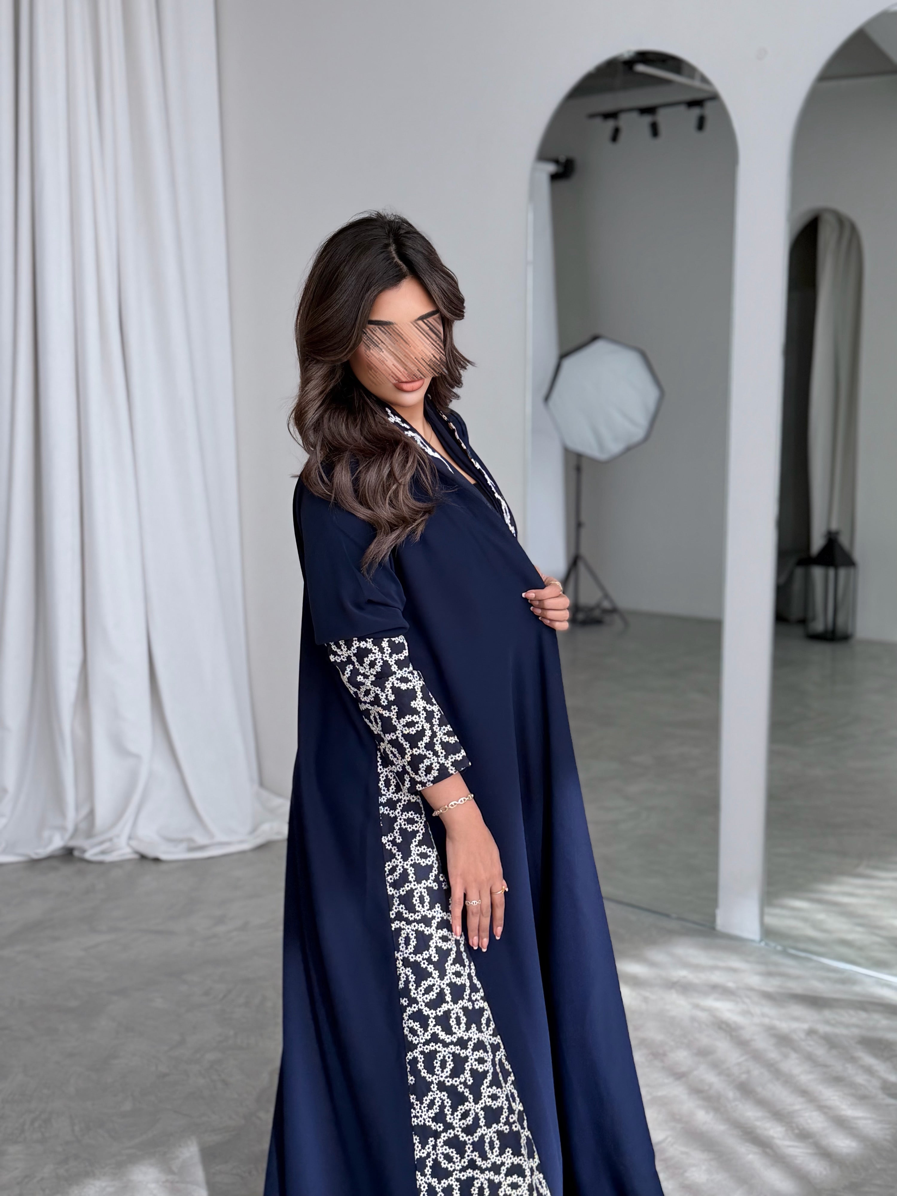 MWT766 - عباية كريب مع تدخيلة لنن هندي - Aya