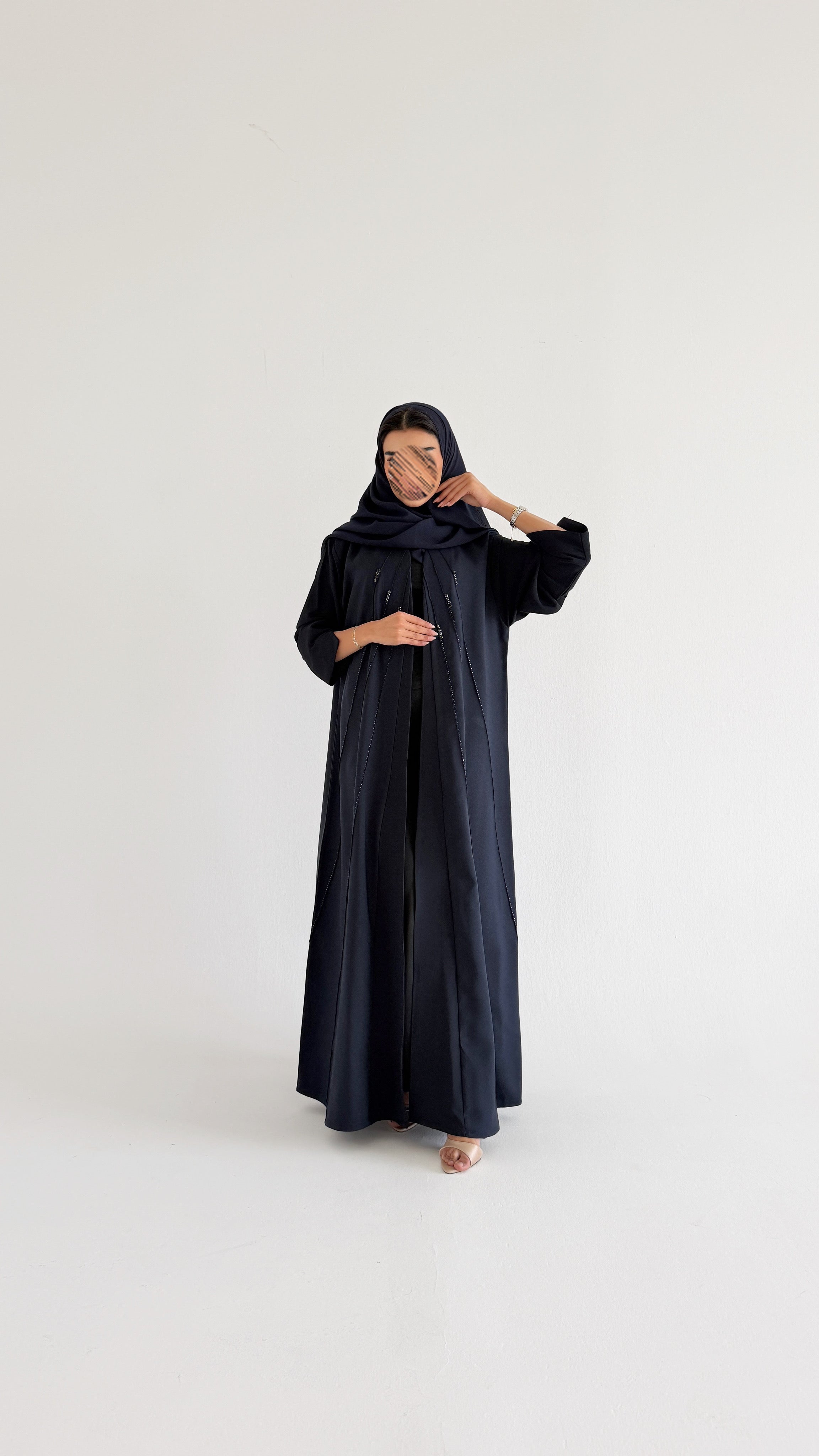 MW2120 - عباية كريب أنيقة بقصّة ربع كلوش عصرية. - Aya