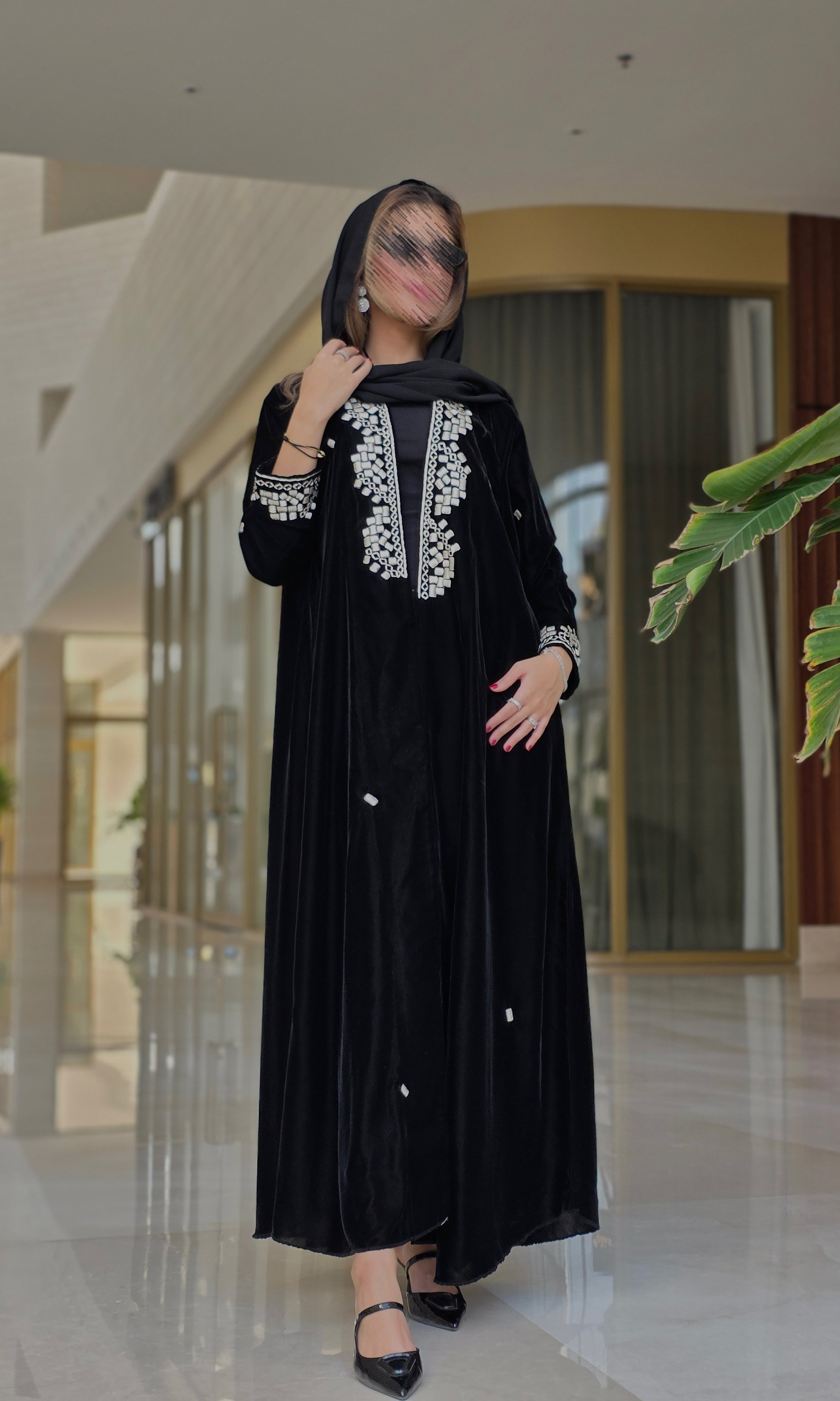 MWT684 - عباية مخمل اسود  تطريز من الامام - Aya
