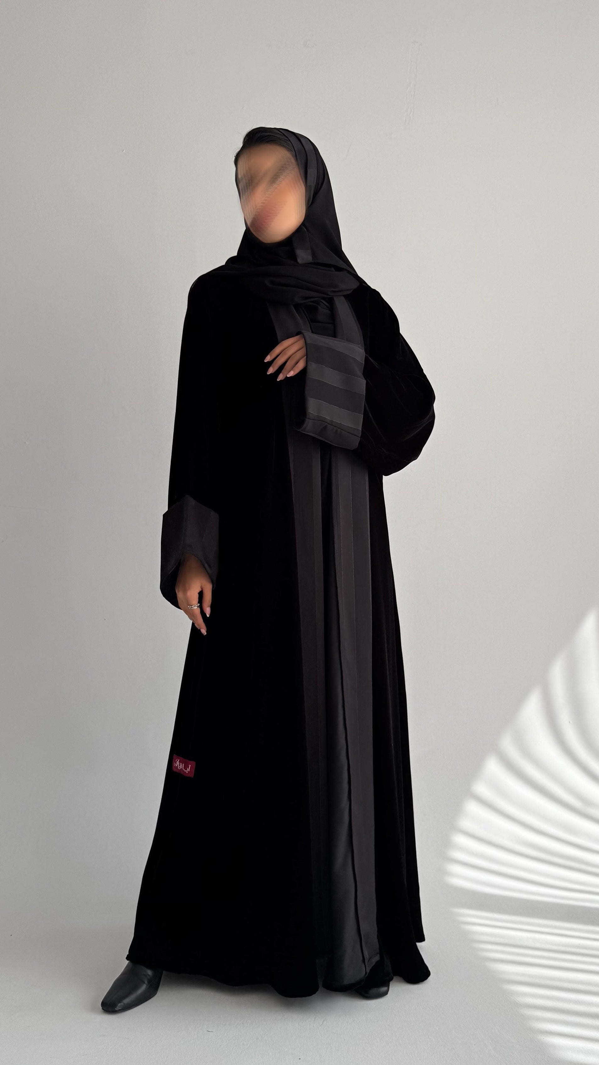 MWT688 - عباية مخمل مع تدخيلة ساتان