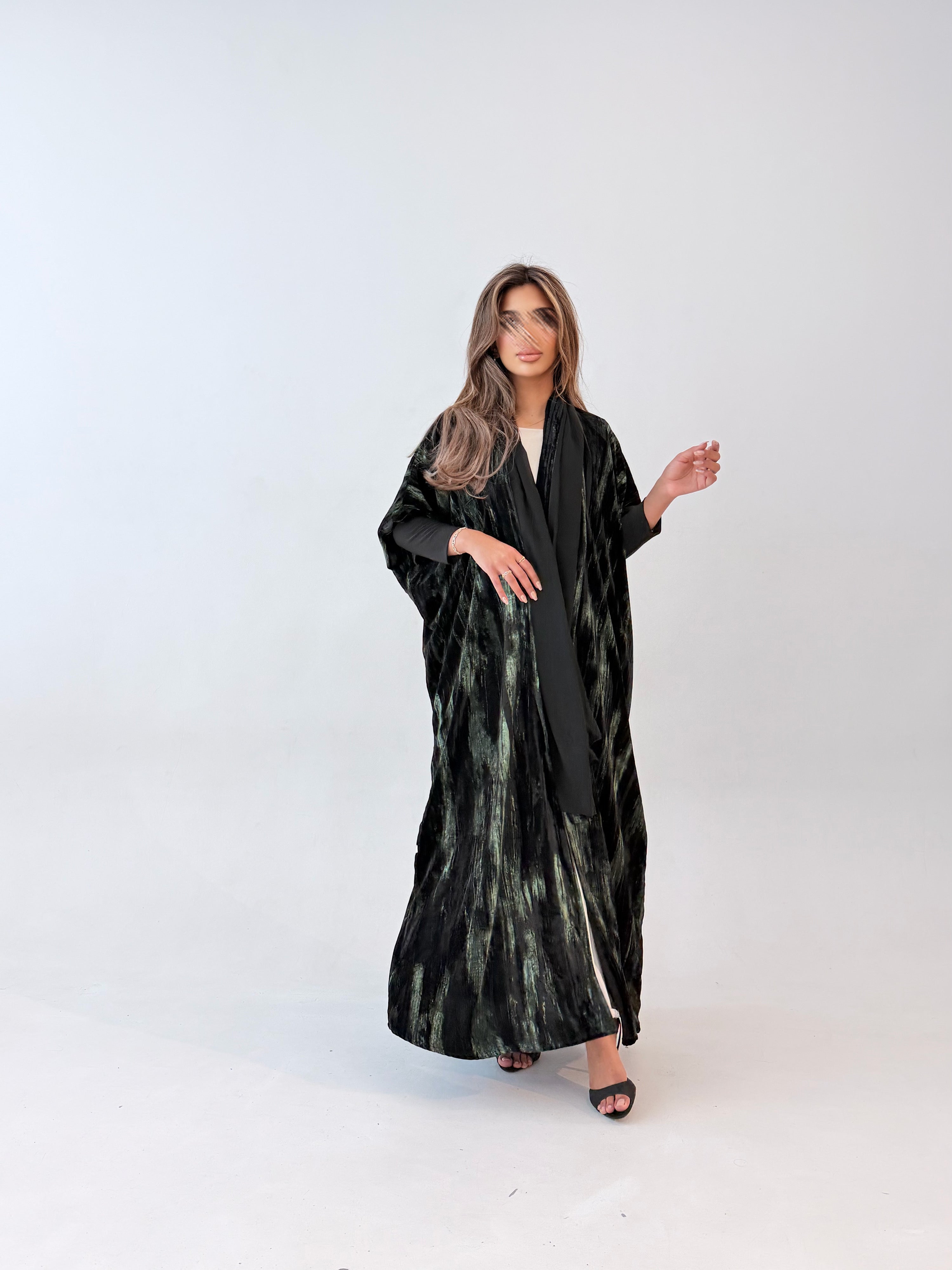 MWT997 - عبايةمخمل ملون نص بشت اكمام ستريتش - Aya