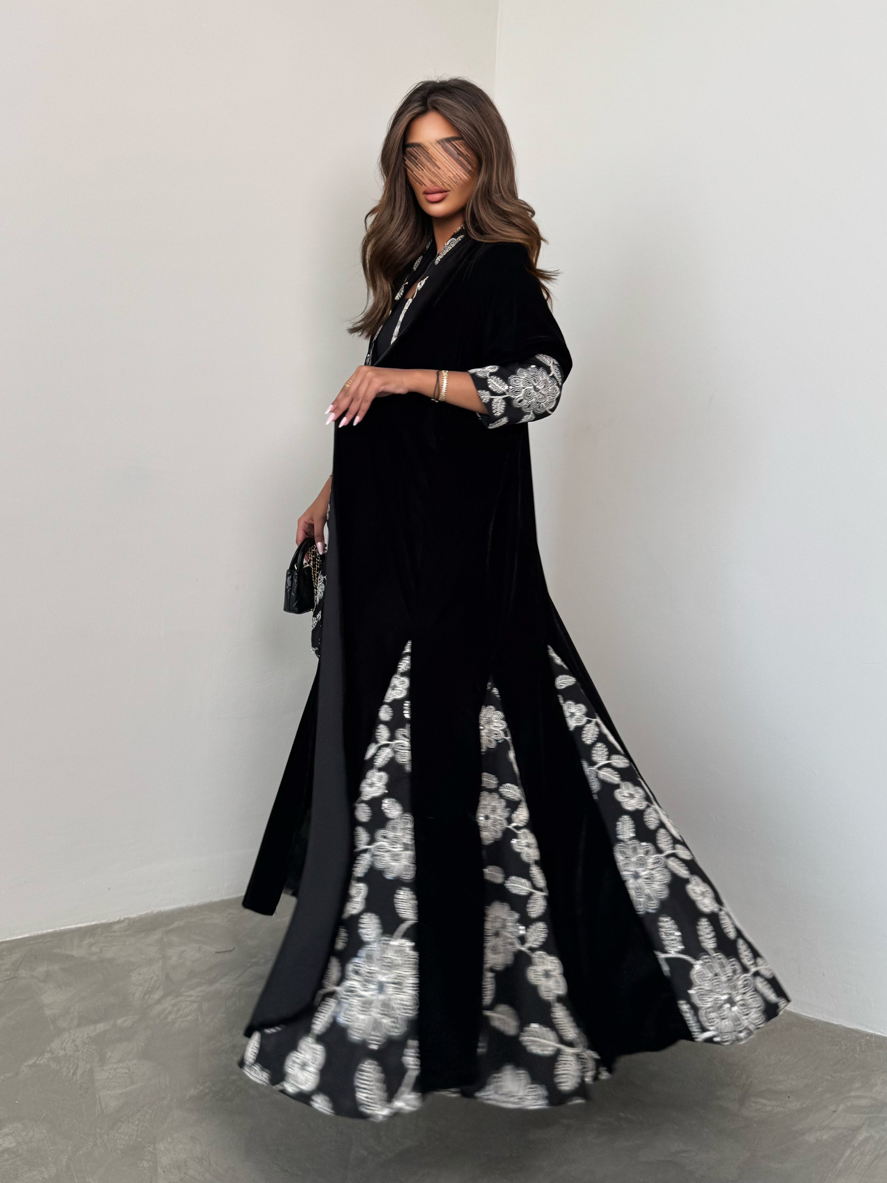 MWT672 - عباية اسود مع تدخيلة ابيض