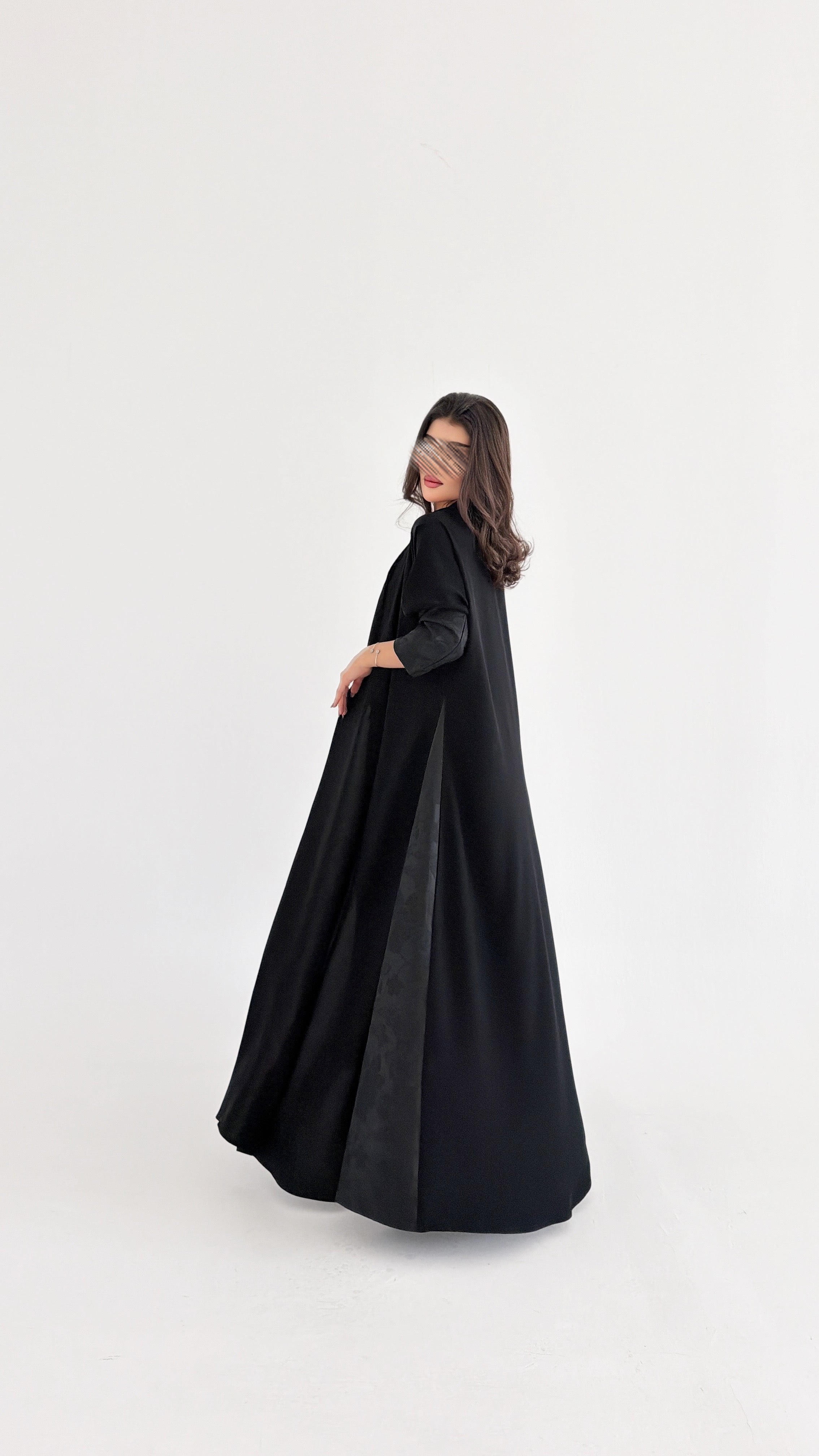 MWT1104 - عباية اسود بتدخيلة جاكار بالاكمام والجنب - Aya