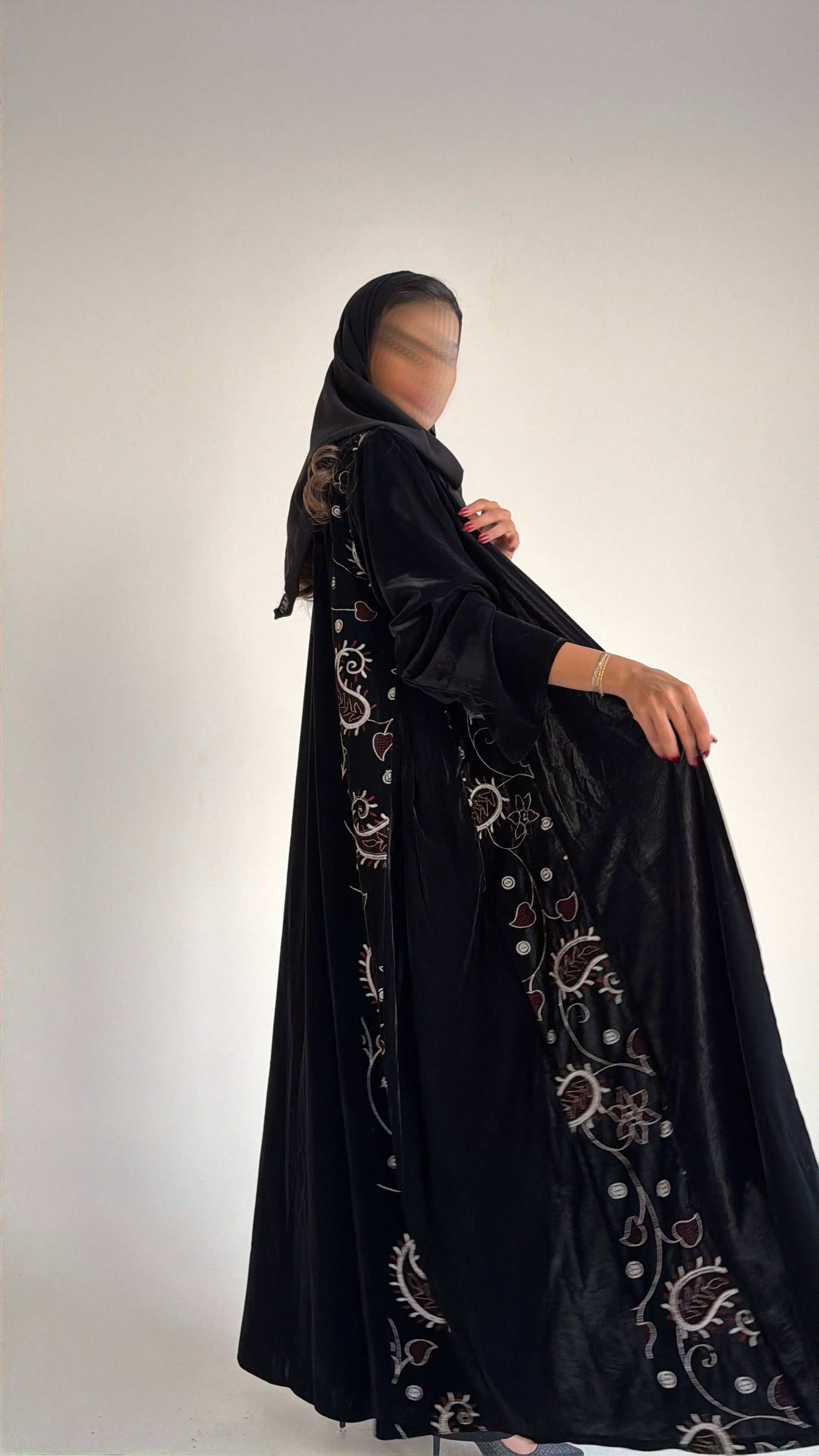 MW1802 - عباية مخمل مع اضافة تطريز كمبويتر على الجوانب - Aya