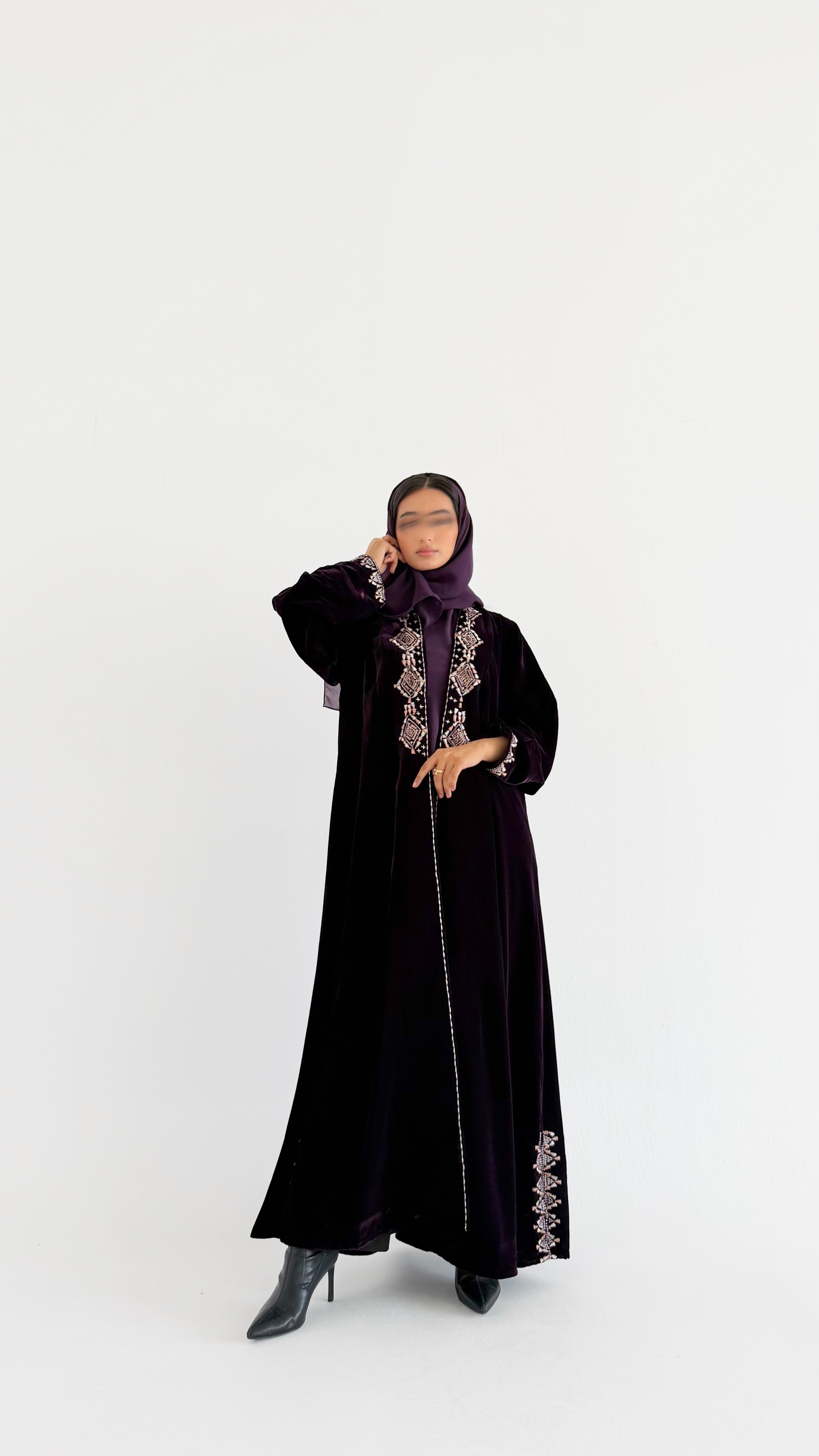 MWT685 - عباية تطريز موفي