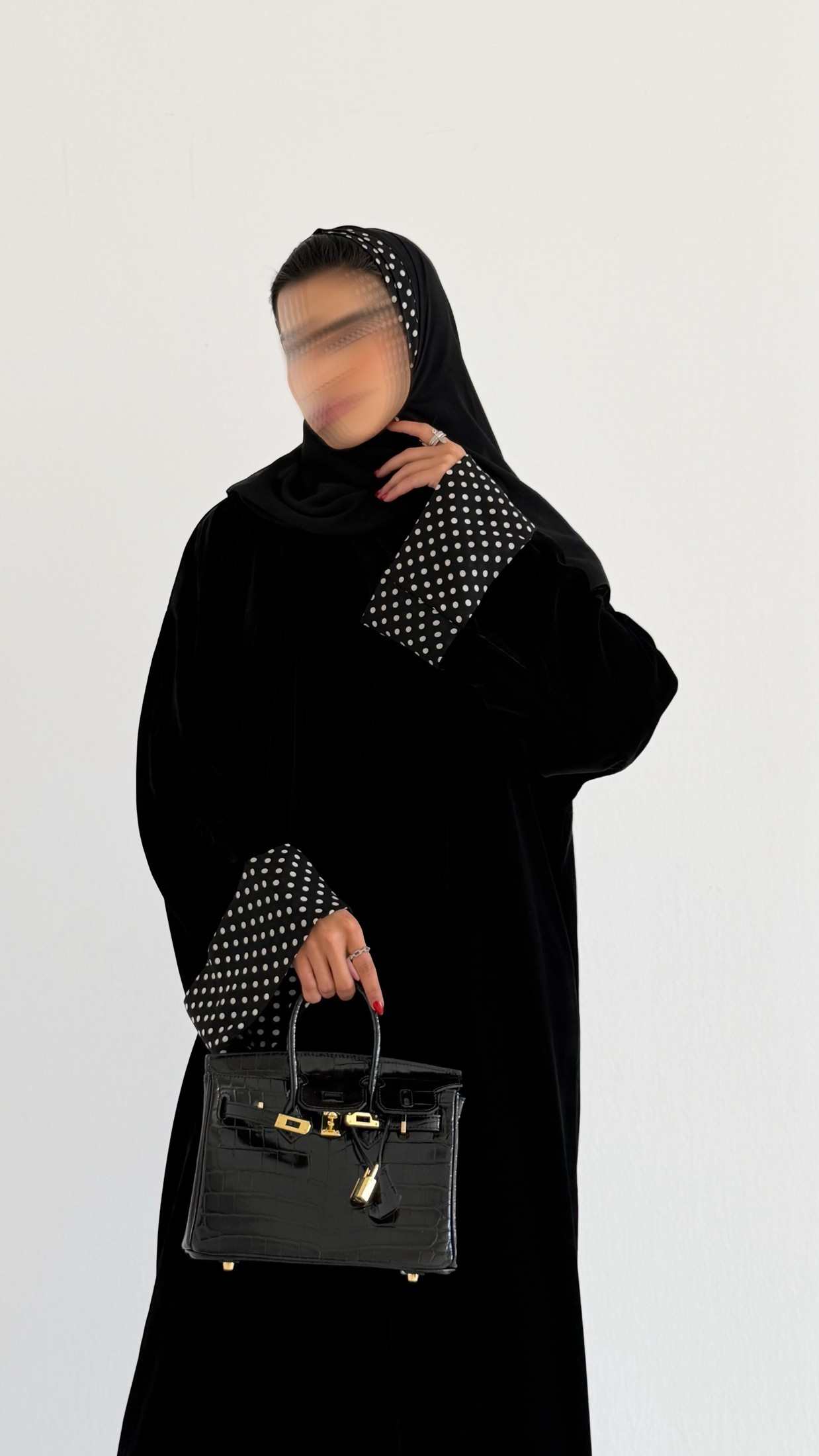 MWT571 - عباية مخمل أسود بأكمام منقطة - Aya