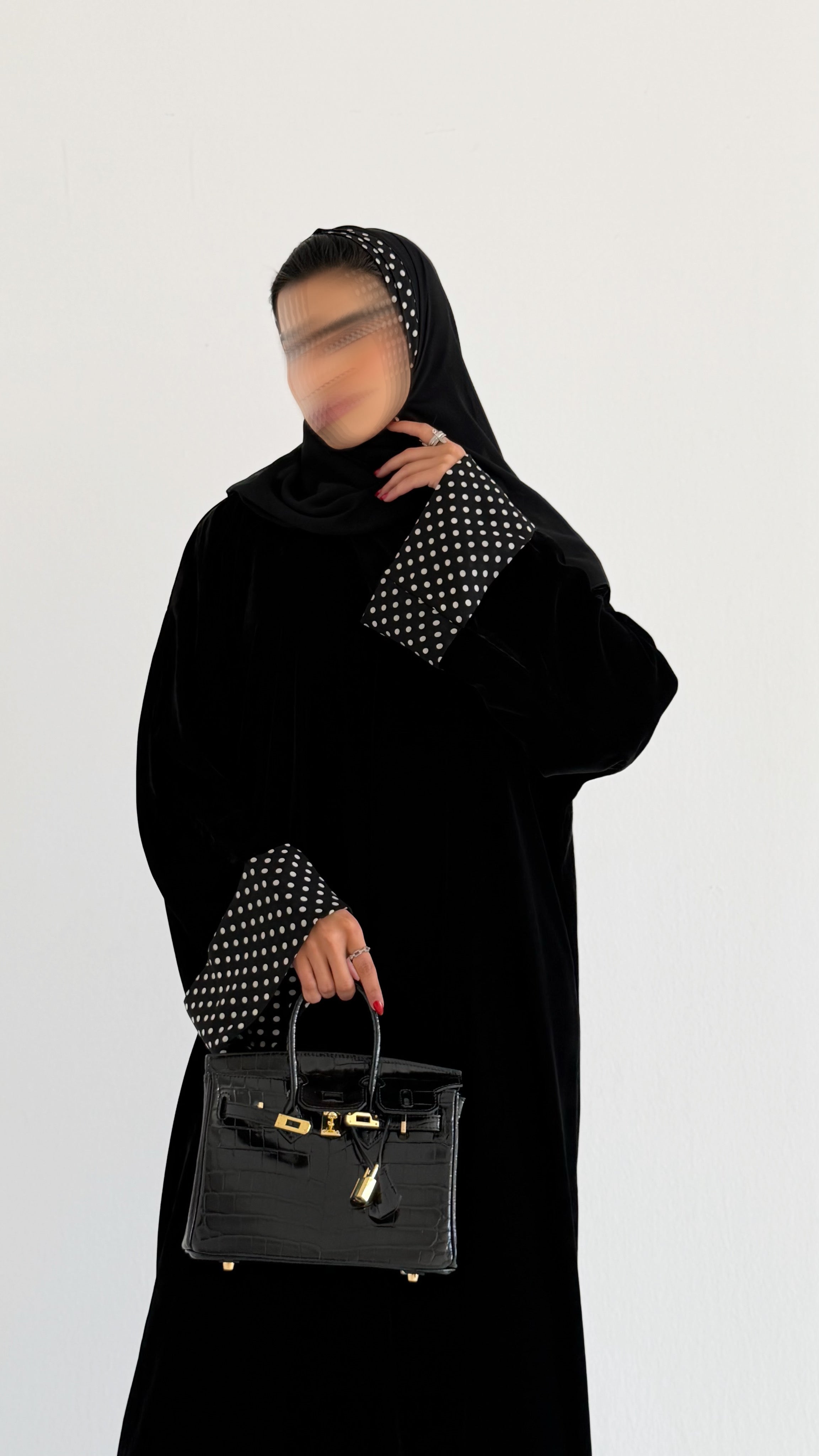 MWT571 - عباية مخمل أسود بأكمام منقطة