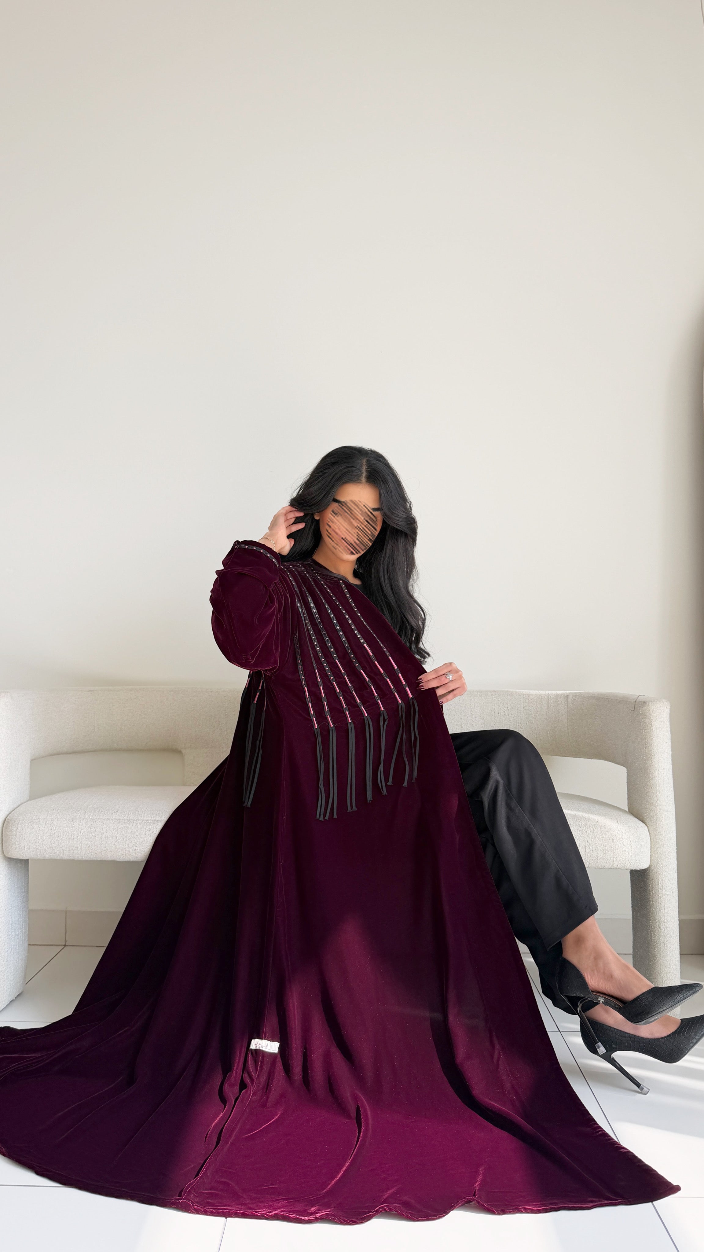 MWT864 - عباية مخمل بخطوط قيطان راقية - Aya