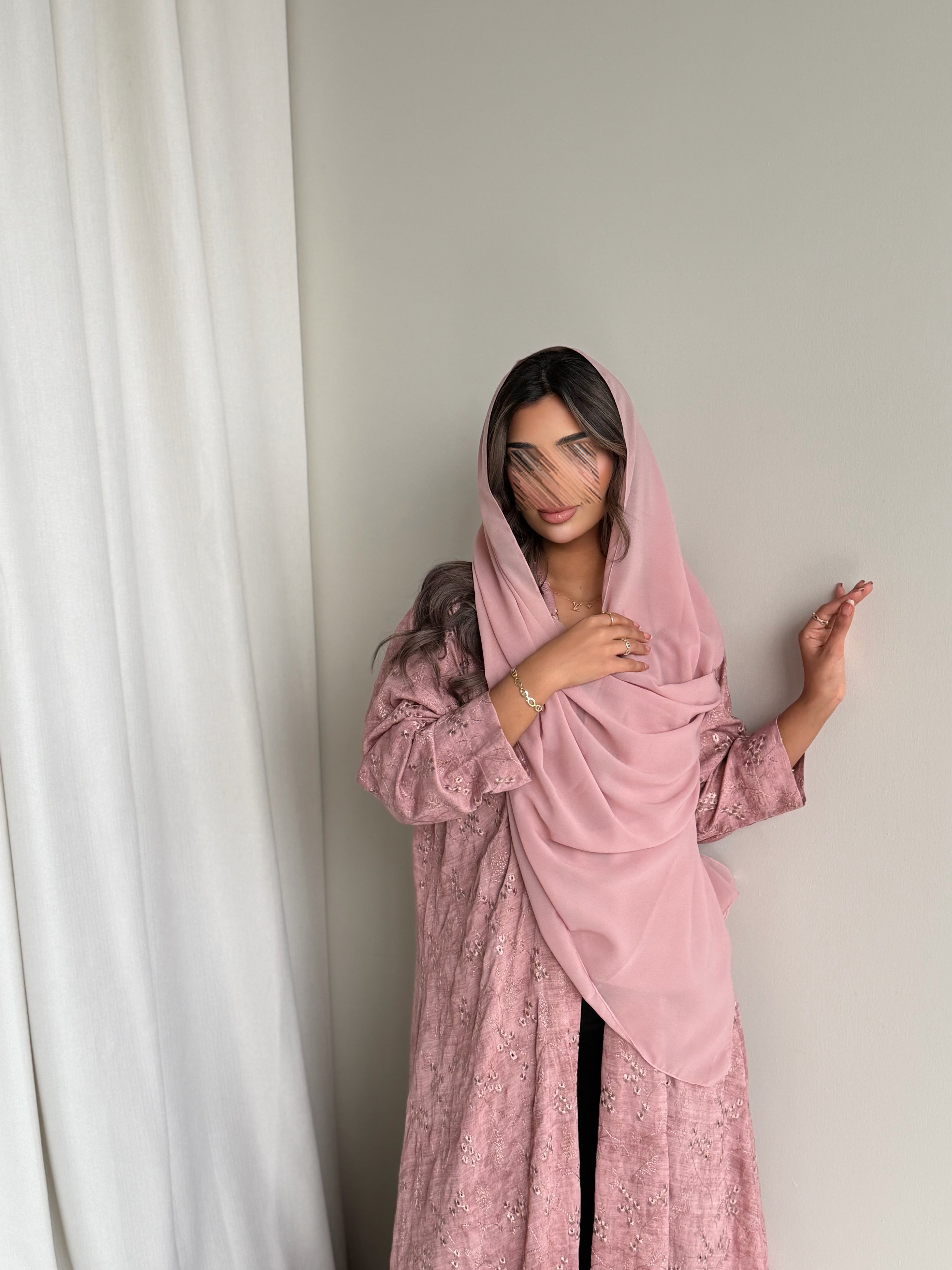 MWT779 - عباية كريب مموجه بتطريز ورد - Aya