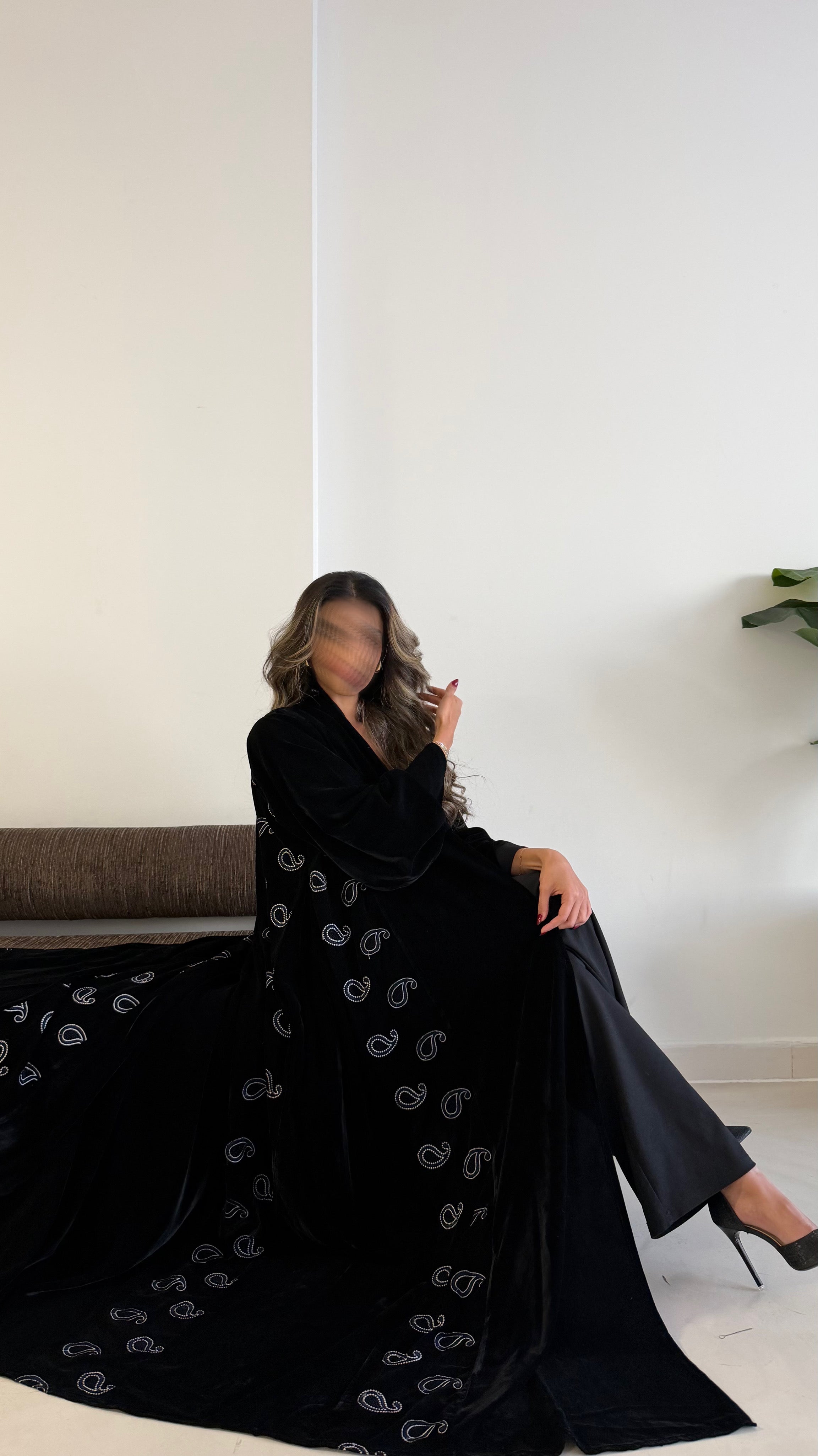 MW1801 - عباية مخمل مع اضافة تطريز كمبويتر على الجوانب - Aya