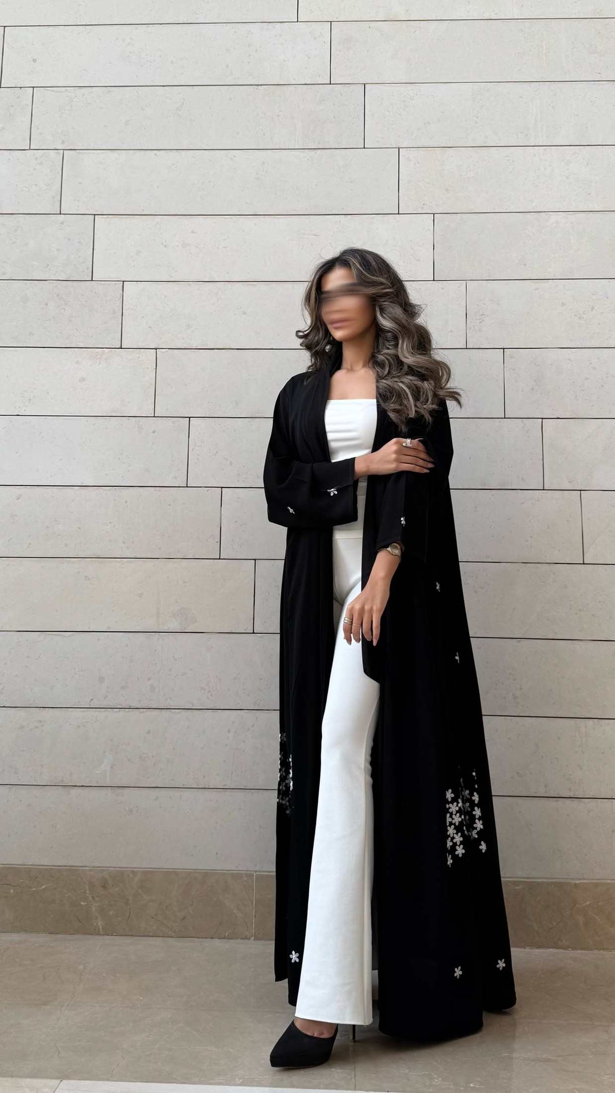 MW1590 - Black & White Bloom | عباية سوداء بتفاصيل ورود بيضاء - Aya