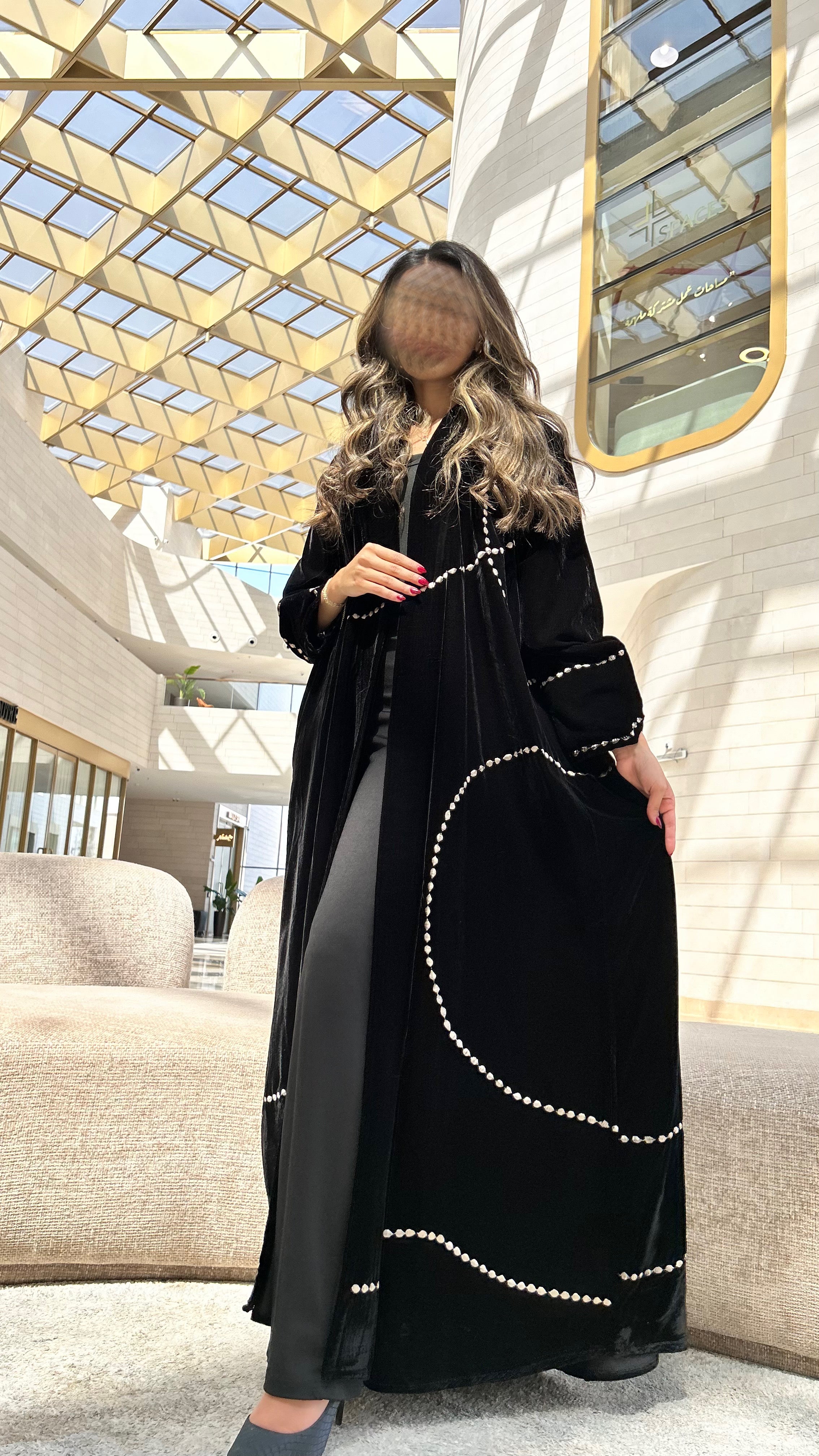MWT645 - عبايه مخمل اسود تطريز ذهبي - Aya