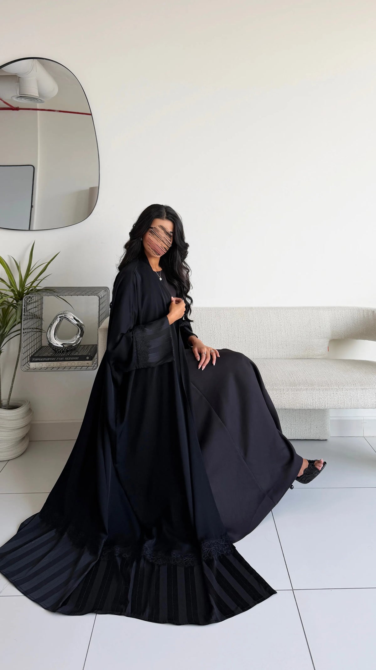MWT1288  - عباية اسود بتدخيلة مخطط ودانتيل - Aya