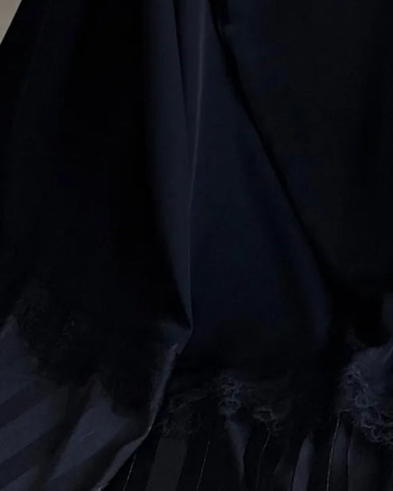 MWT1288  - عباية اسود بتدخيلة مخطط ودانتيل - Aya