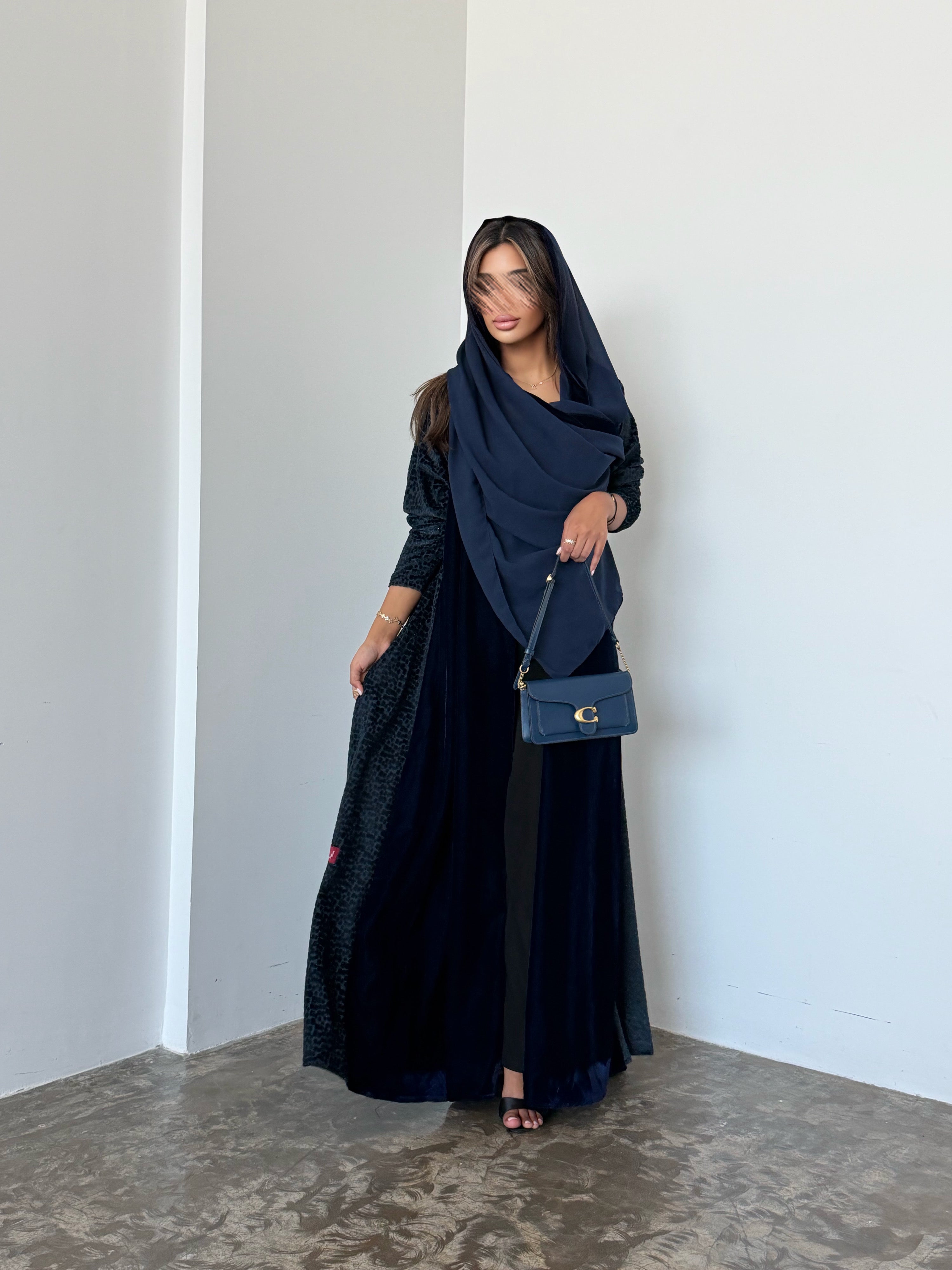 MWT954 - عباية مخمل مع تدخيلة لمعه بالاكمام والجوانب