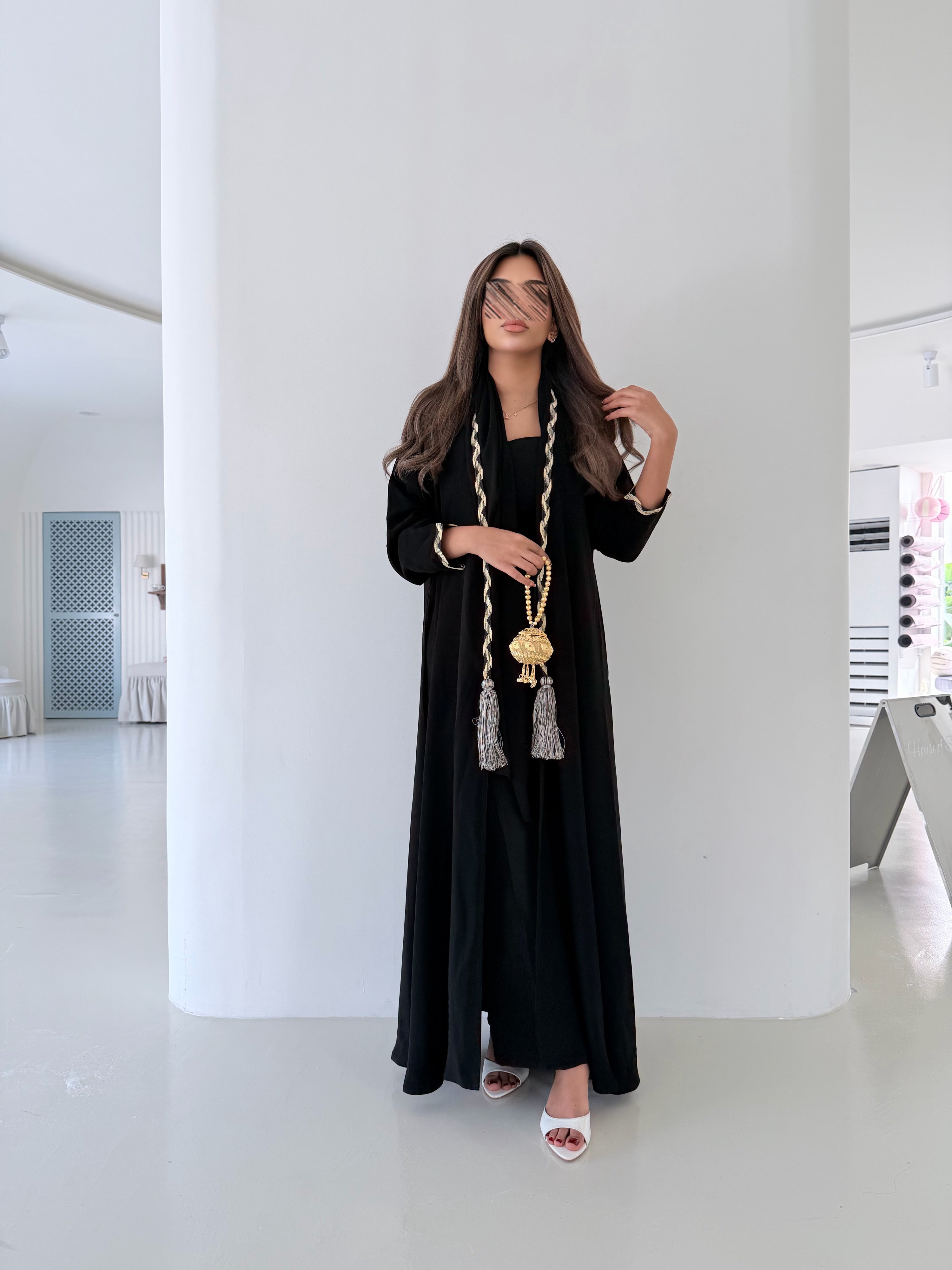 MWT5017 - قماش اسود كريب مع كلفه من الأمام والأكمام قصة نص كلوش - Aya