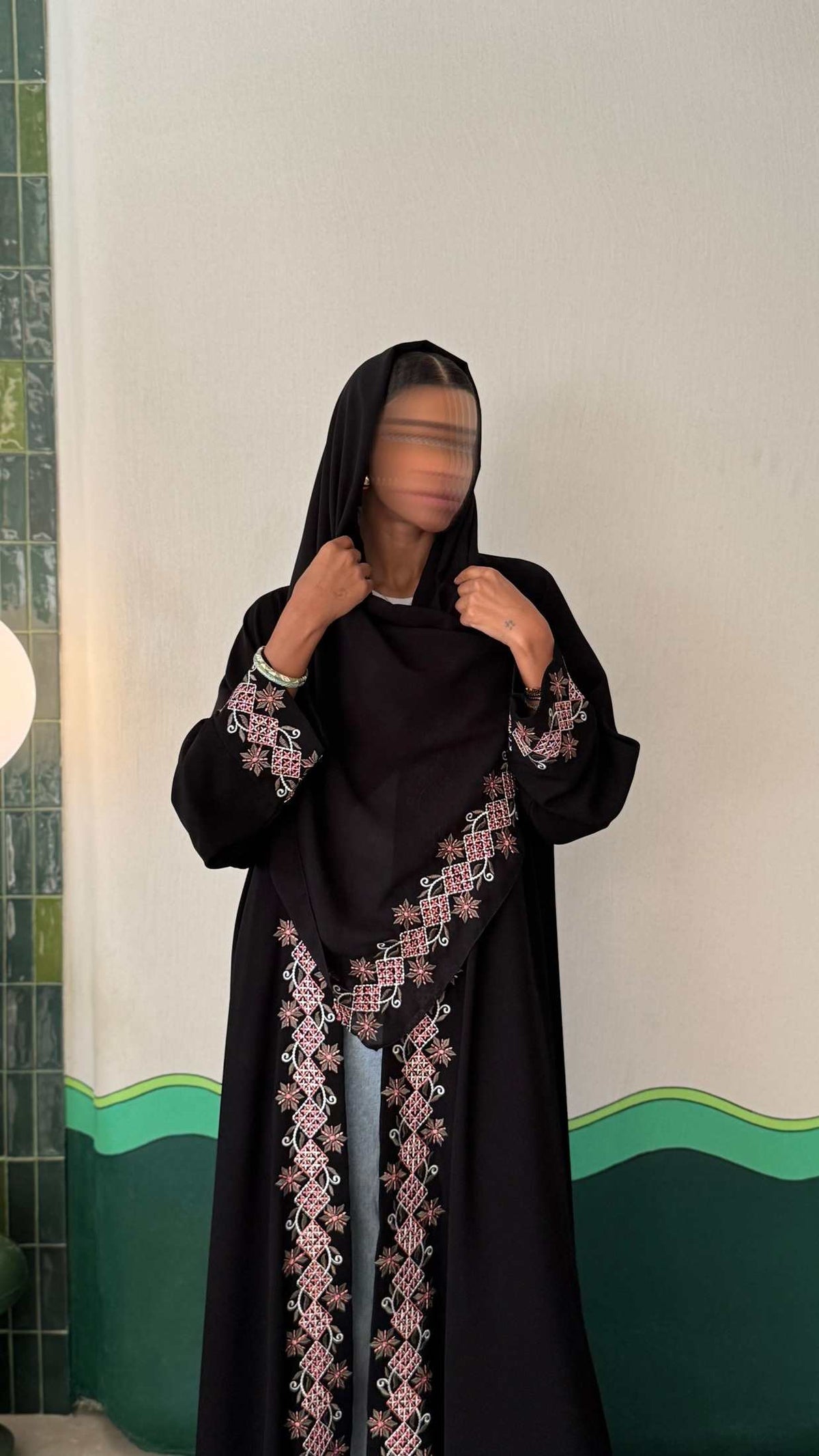 MW1681 - عباية سوداء مطرزة في الياقة والاكمام بكلفة - Aya