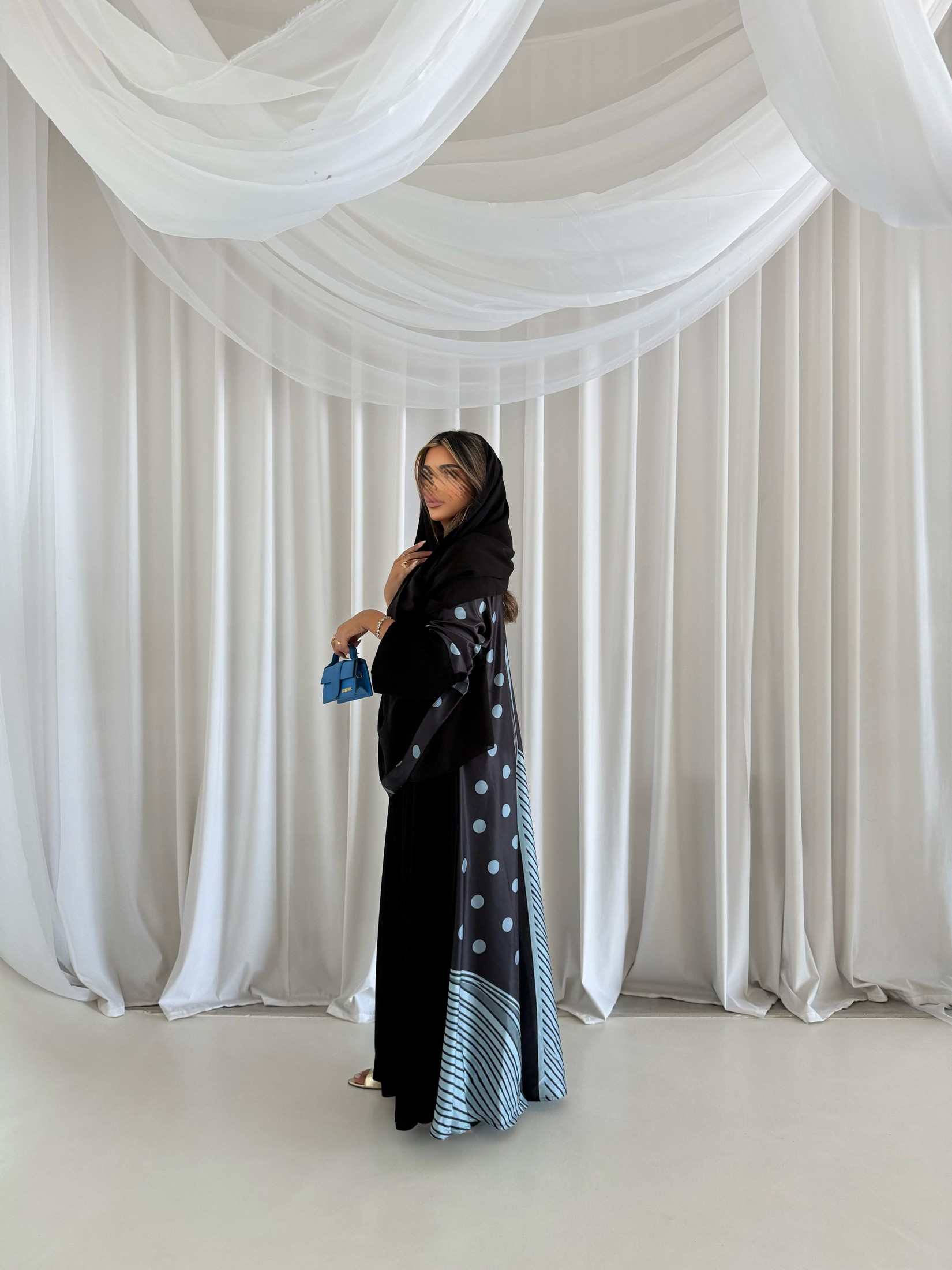 MWT2111 - عباية سوداء من الأمام وطباعة من الخلف -Black Abaya with a Printed Back - Aya