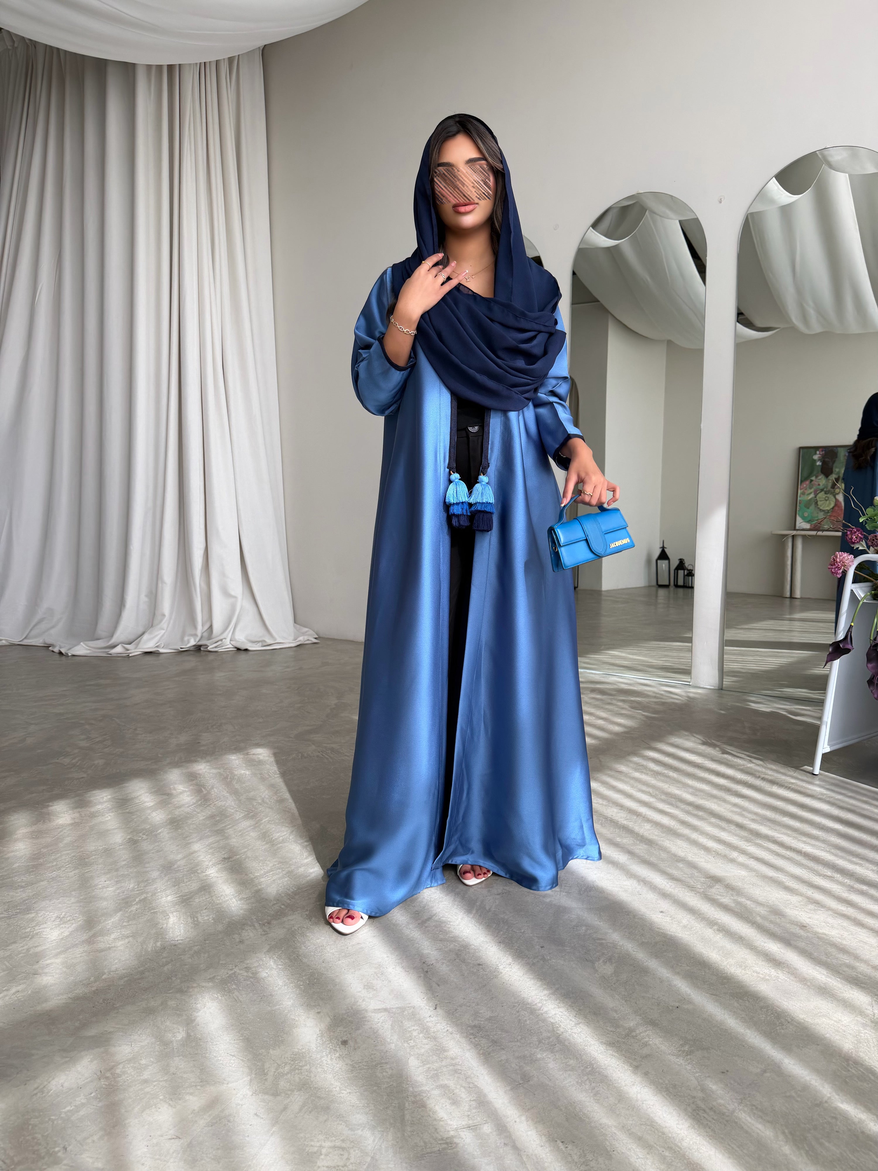 MWT771 - عباية كريب ازرق مع تدخيله دندوشة - Aya