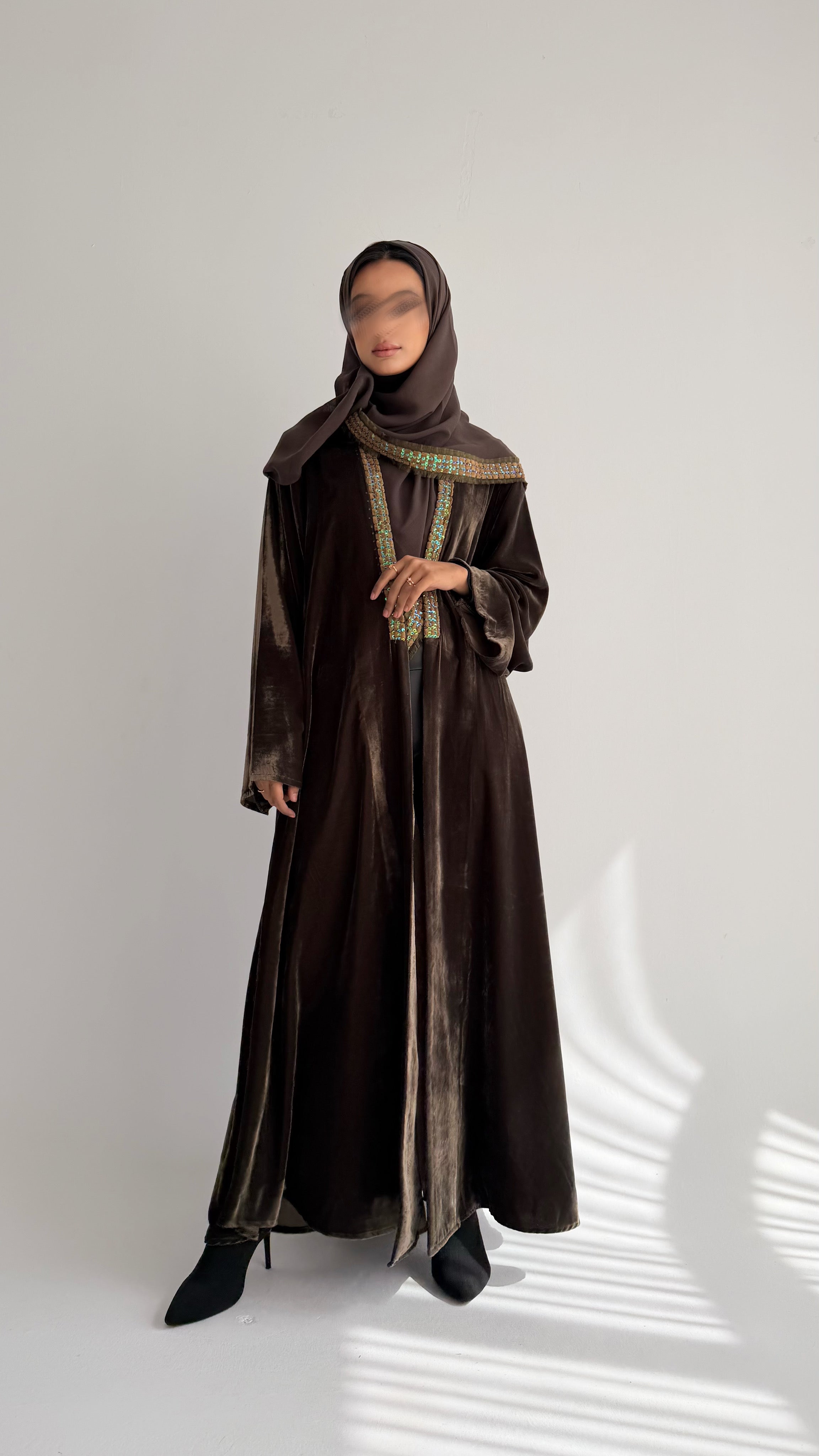 MWT825 - عباية مخمل مع تدخيلة كلفة بالامام - Aya