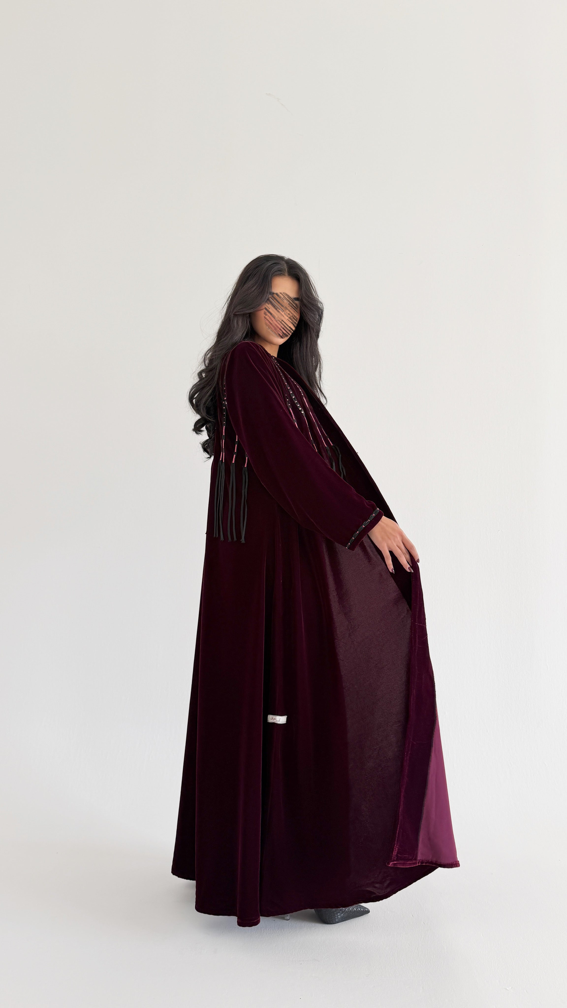 MWT864 - عباية مخمل بخطوط قيطان راقية - Aya