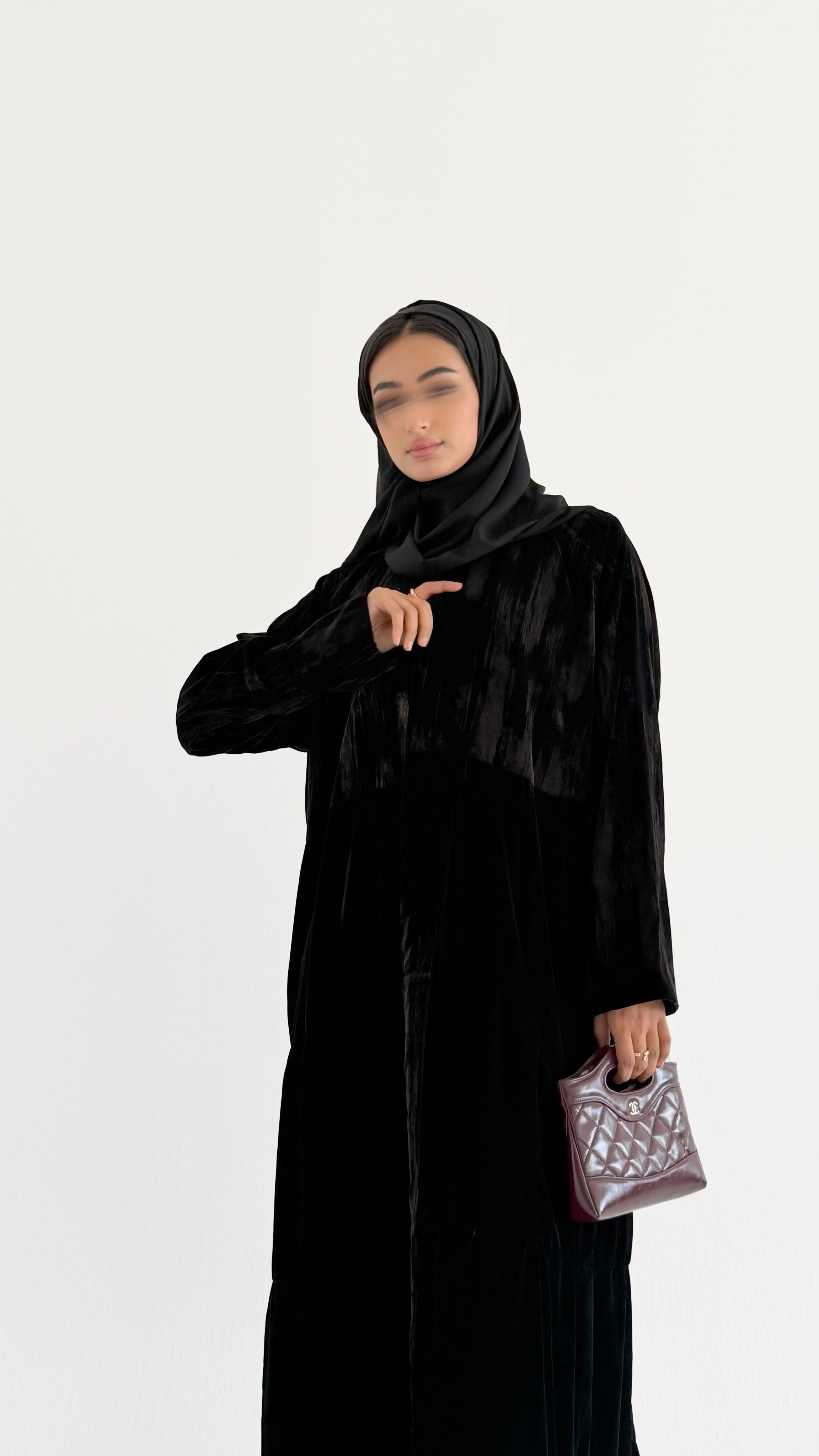 MWT648 - عباية مخمل اسود بتدخيلة بني