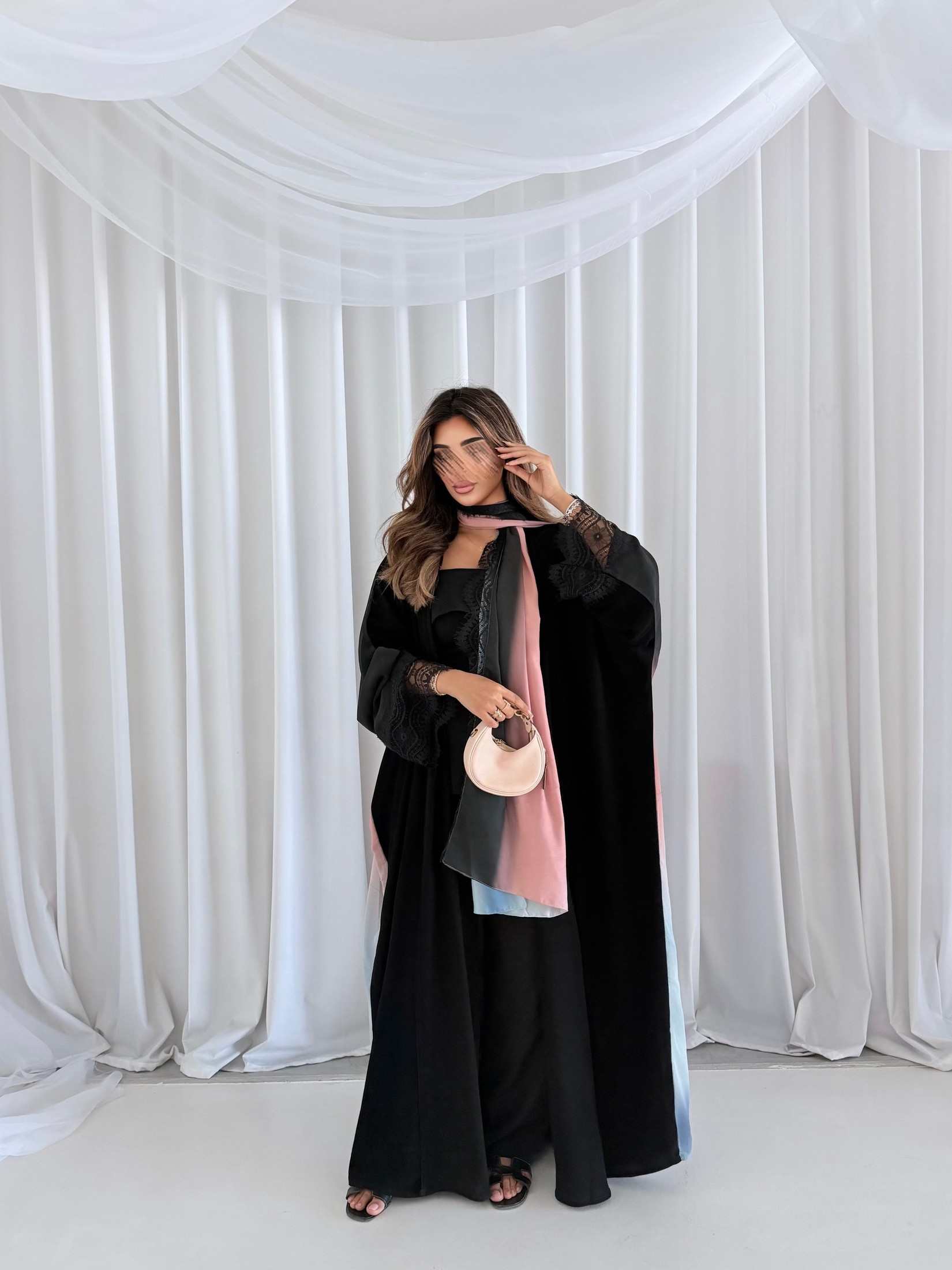 MWT5156 - عبايه شيفون طباعة مع سيراميك اسود من الأمام و دانتيل أكمام و طرحة - Aya