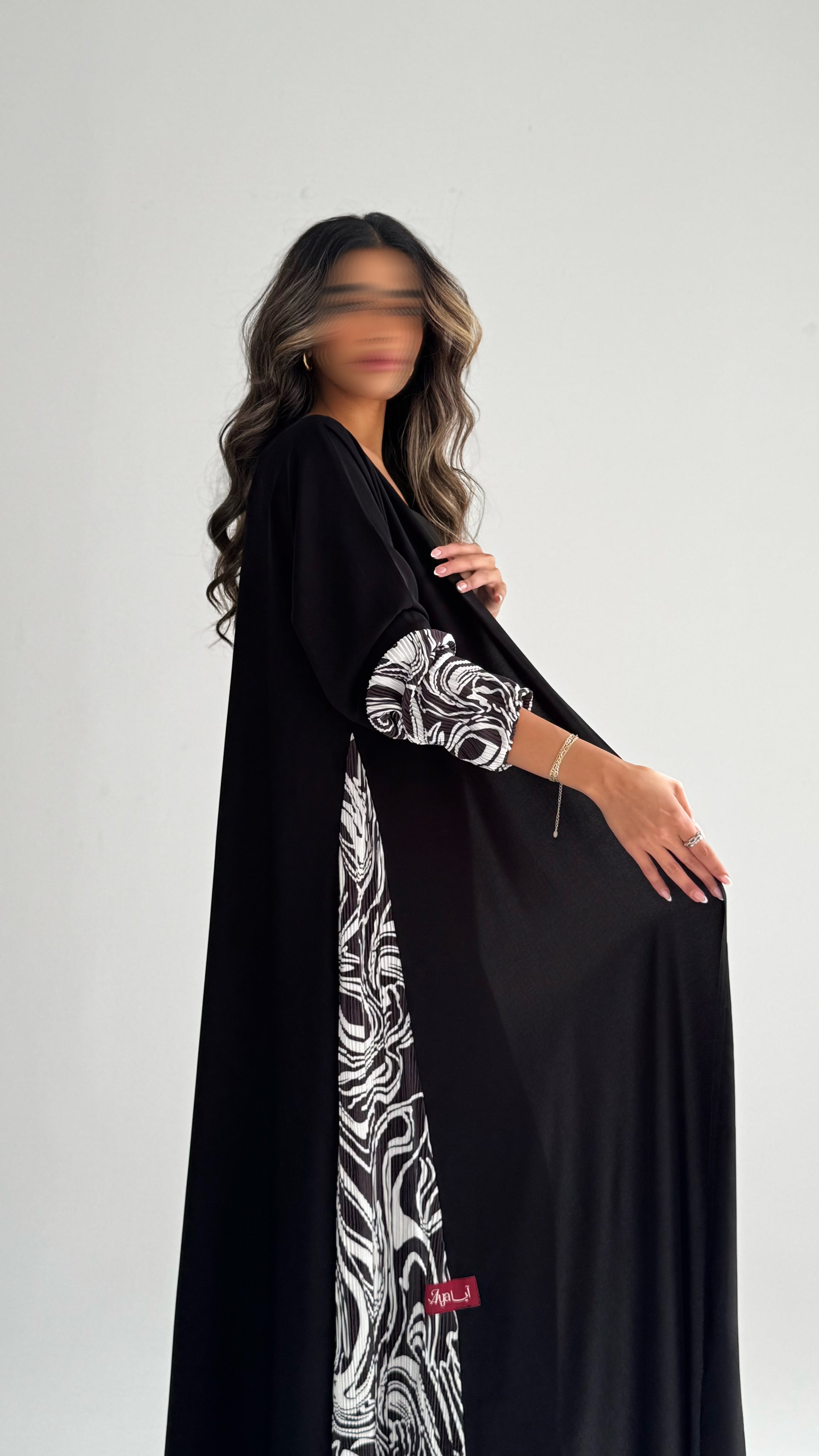 MWT900 - عباية سوداء كريب كلوش تدخيلة جوانب جاكار طباعة - Aya