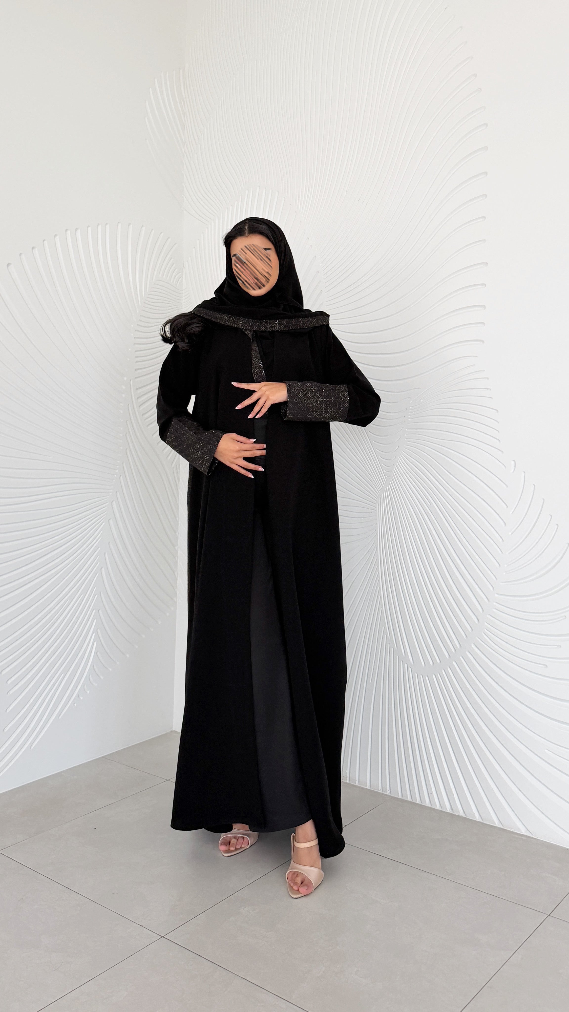 MWT2058 - عباية كريب اسود مع تدخيلة ركامة - Aya